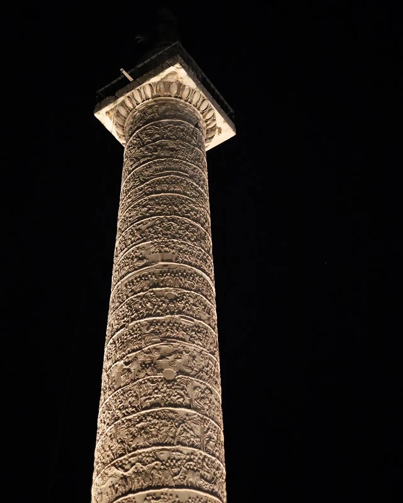 Roma — Colonna Traiana illuminata nella notte.