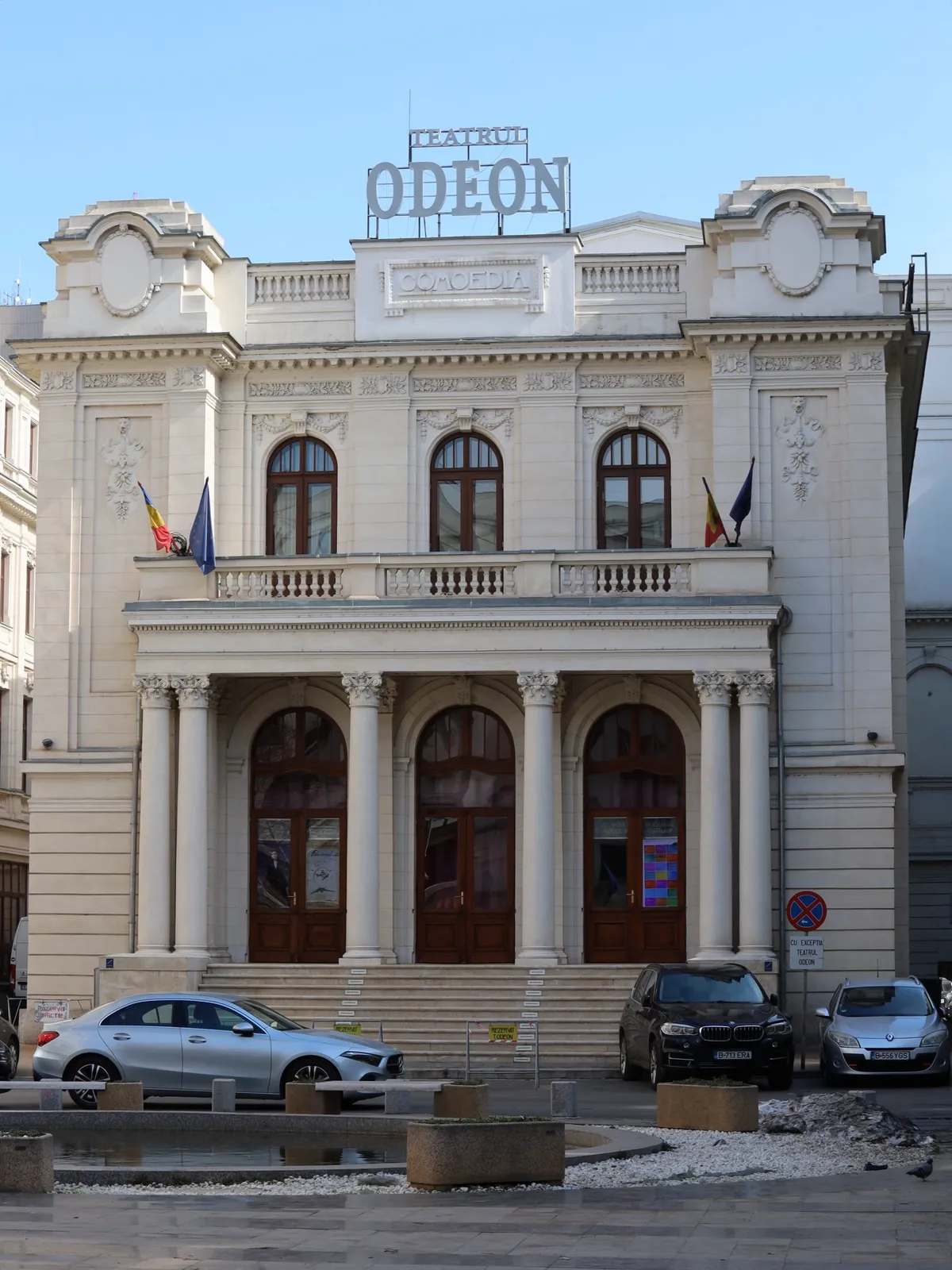 Bucarest — facciata del Teatro Odeon lungo Calea Victoriei.