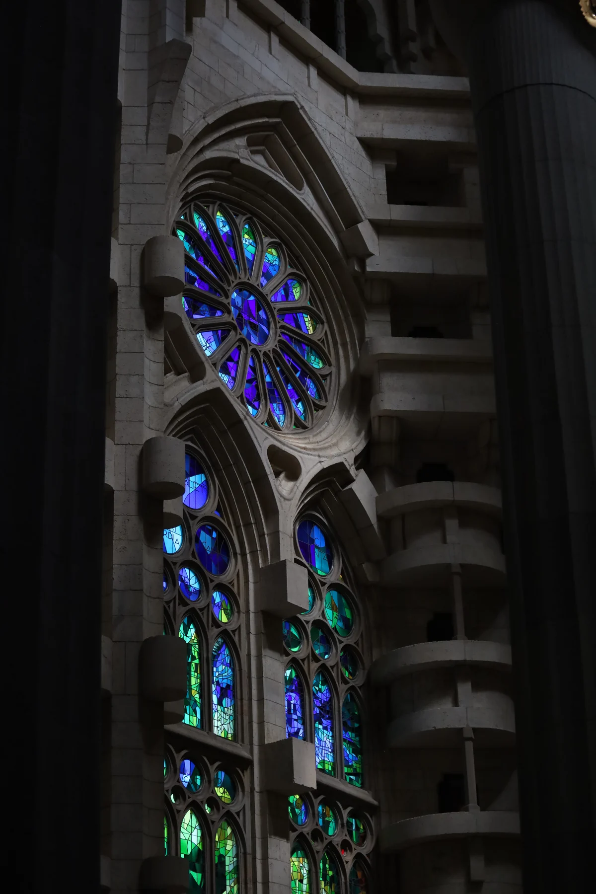 Sagrada Família — luce colorata dalle vetrate sulle strutture interne.