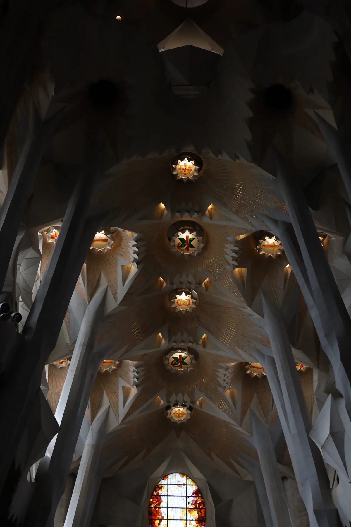 Sagrada Família — colonne e volte stellate trasformano l’interno in una foresta di pietra.