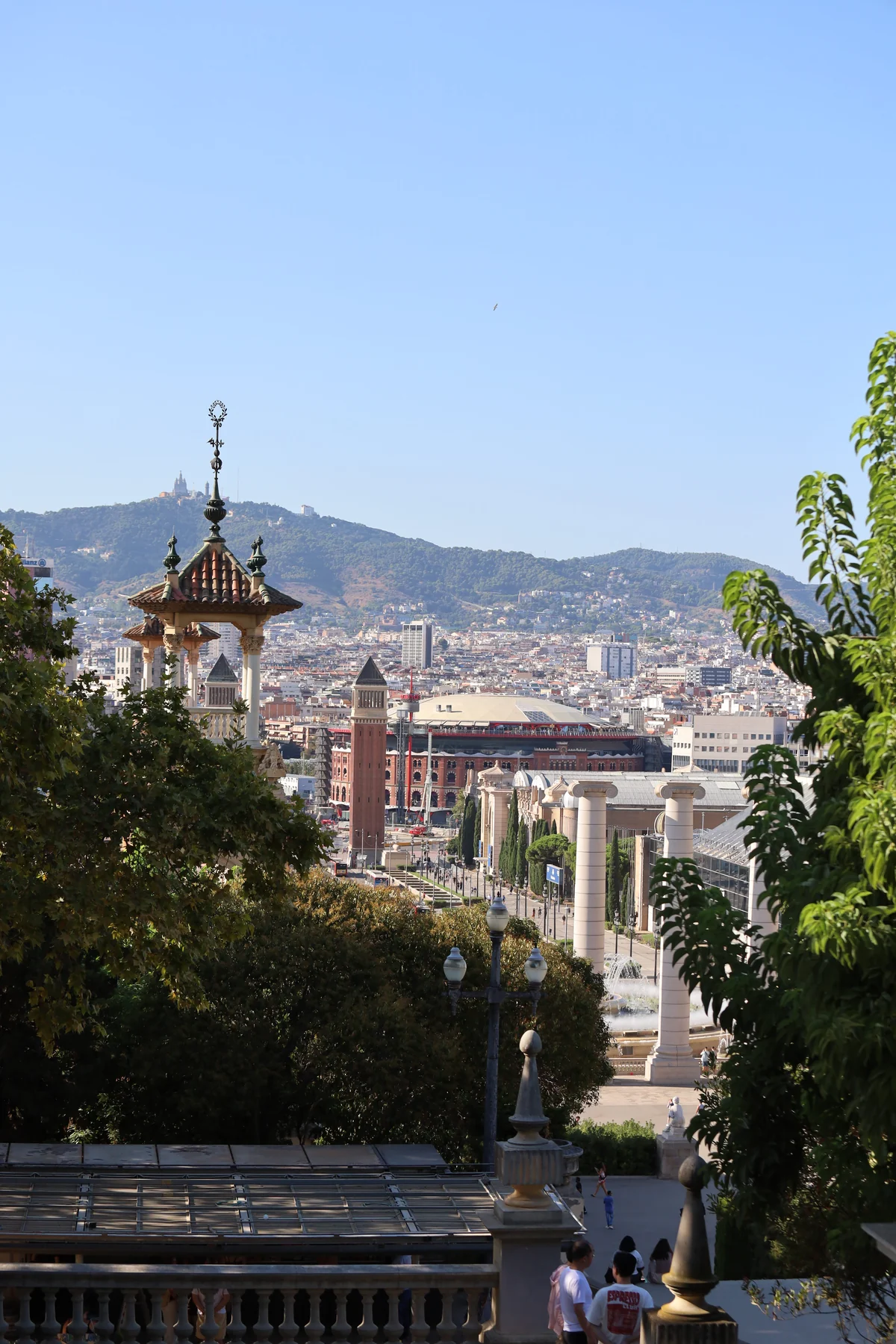 Montjuïc — la città incorniciata da balaustre, alberi e architettura.