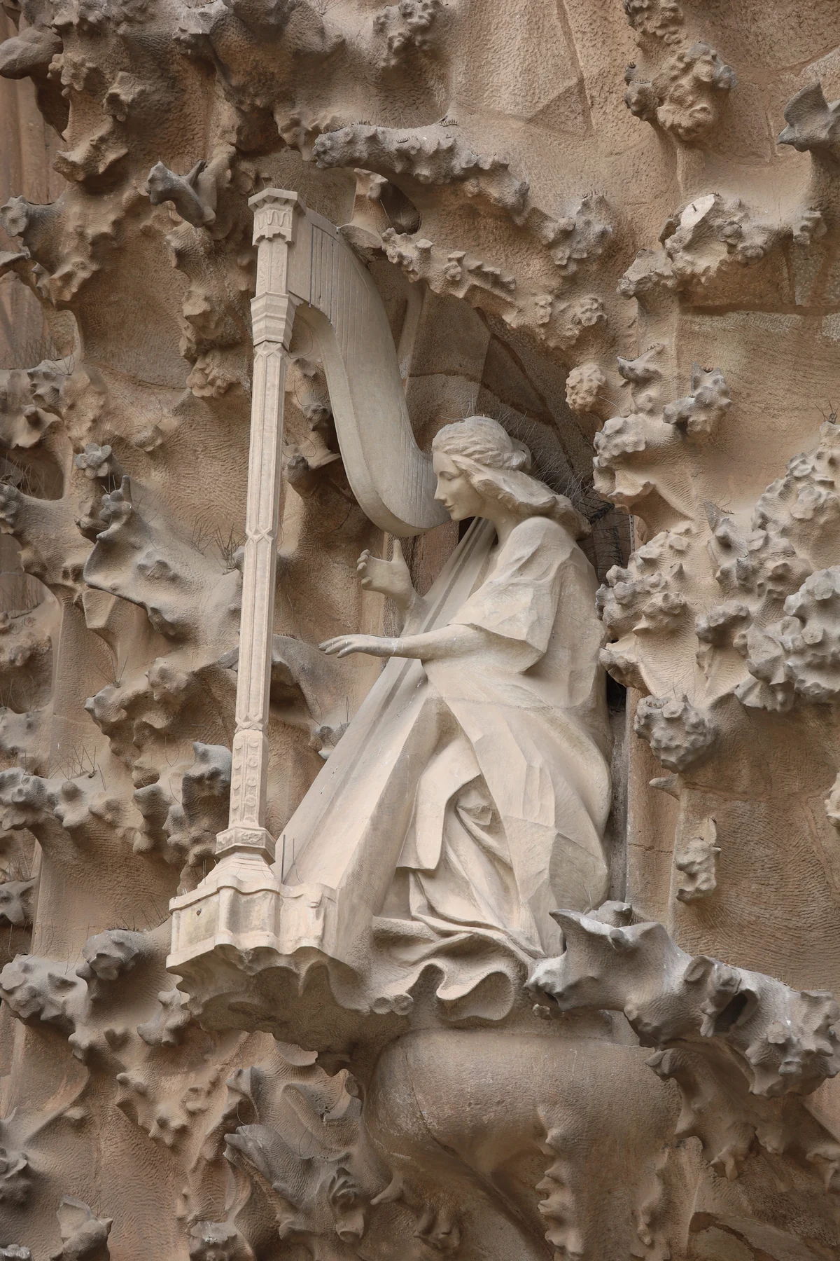 Sagrada Família — dettaglio scultoreo tra forme organiche e simboli.