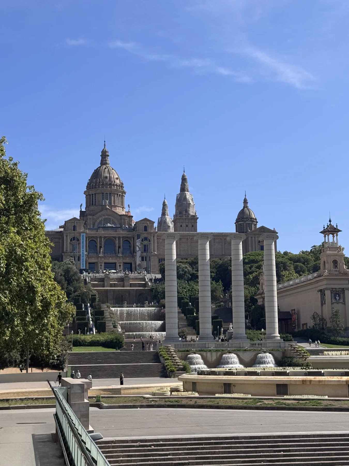 Montjuïc — il Palau Nacional e l’asse monumentale osservati dalle fontane.