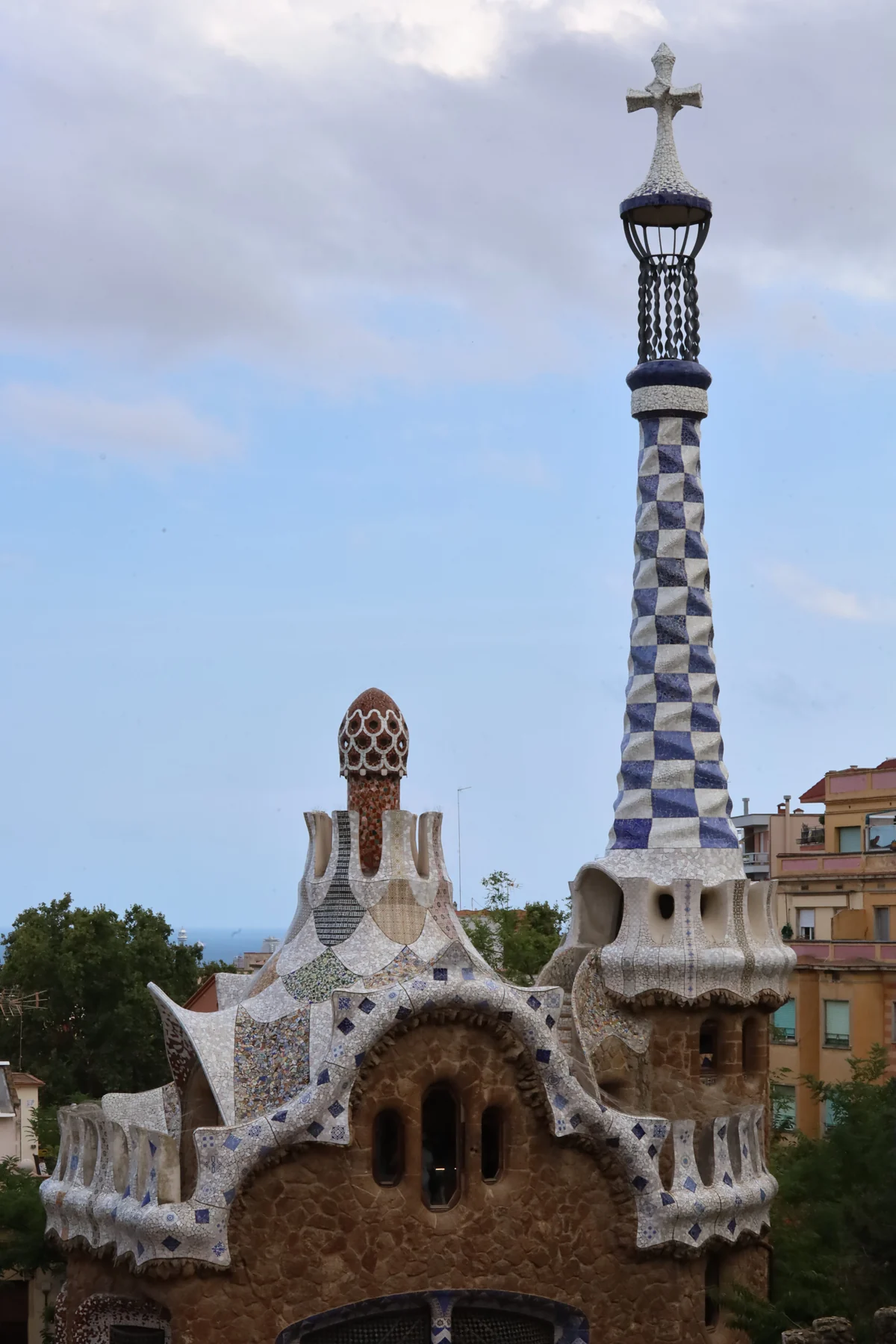 Park Güell — i padiglioni d’ingresso e il pinnacolo rivestito di trencadís.