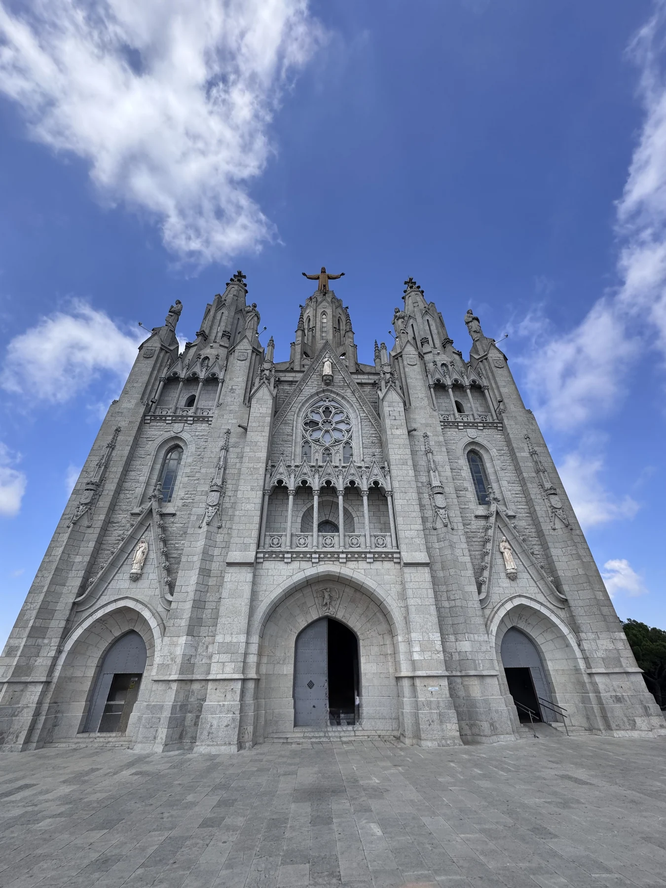 Temple Expiatori del Sagrat Cor — facciata neogotica vista dal basso.