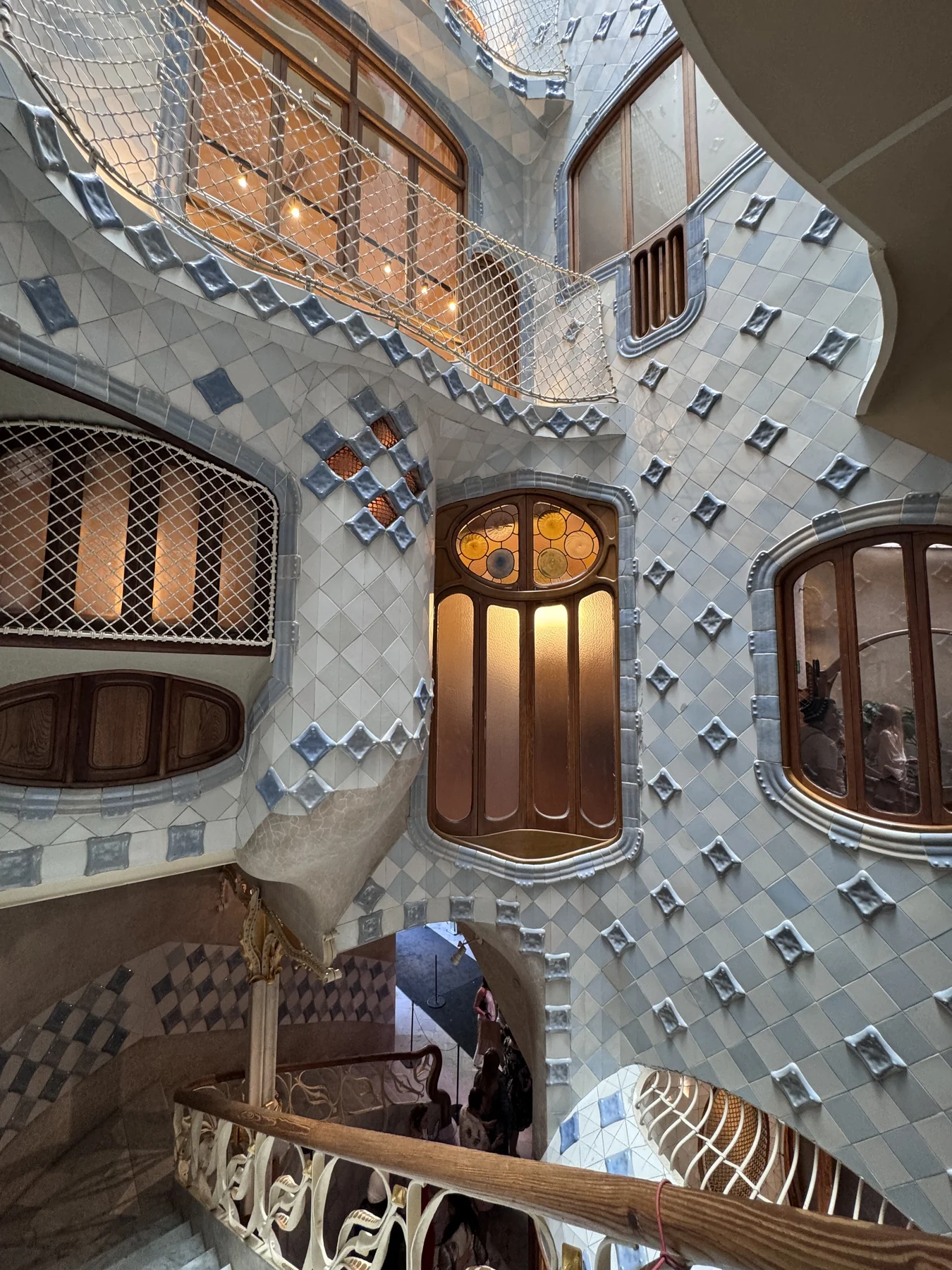 Casa Batlló — il patio interno, ceramica azzurra e geometrie verticali.