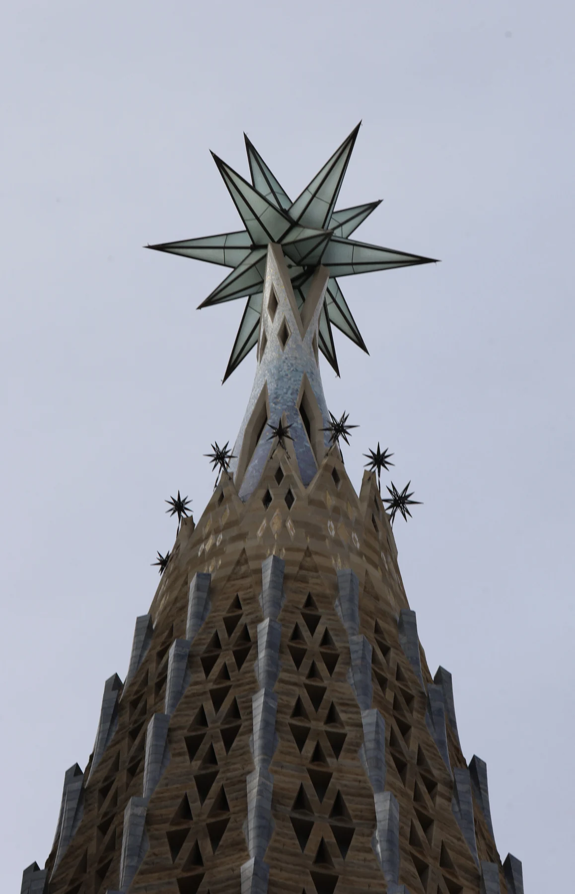 Sagrada Família — la stella della torre della Vergine Maria contro il cielo.