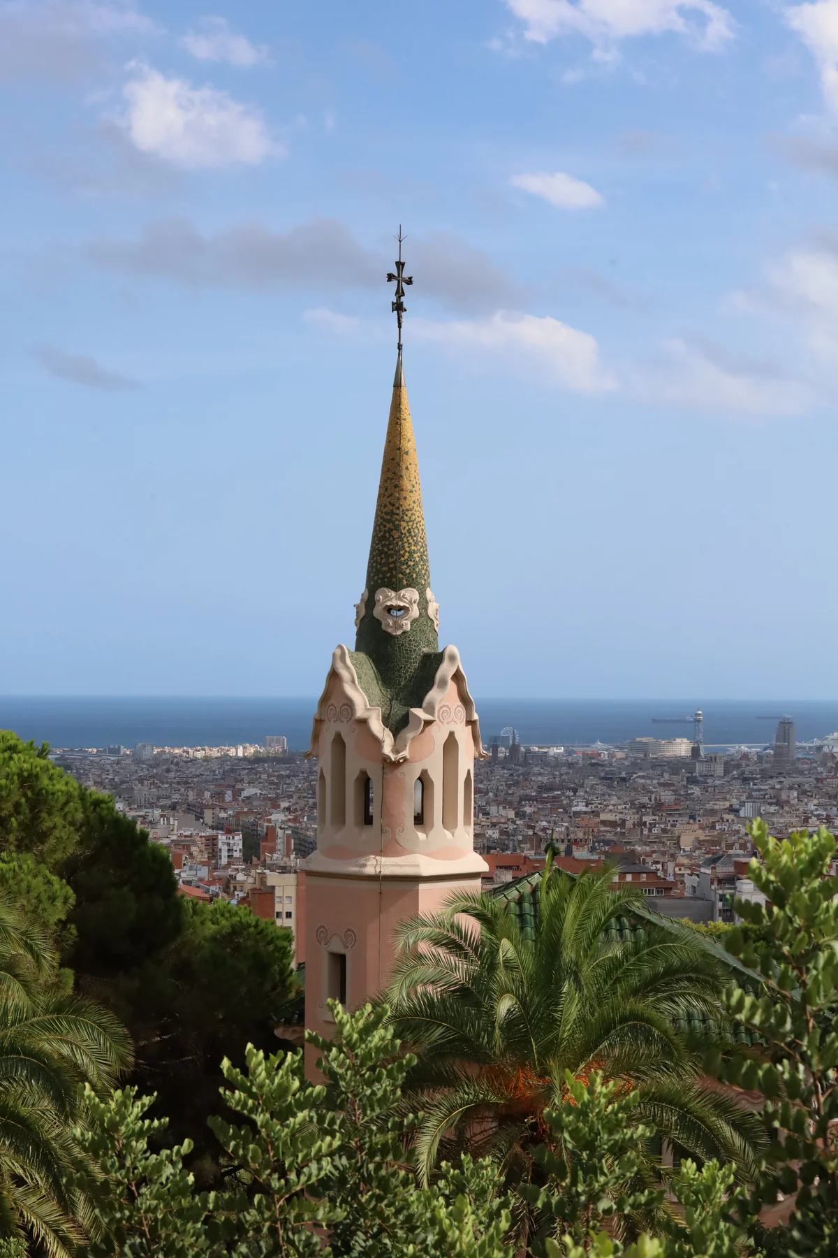 Park Güell — una guglia dei padiglioni di Gaudí sopra la città.
