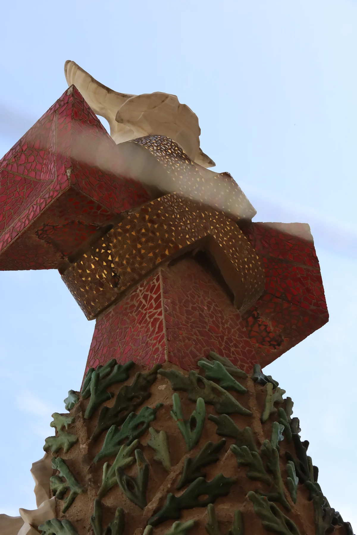 Sagrada Família — terminale di torre rivestito di mosaici e forme vegetali.