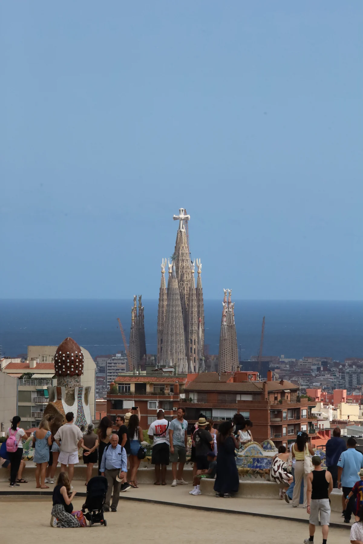 Barcelona — vista dal Park Güell verso la Sagrada Família e il Mediterraneo.