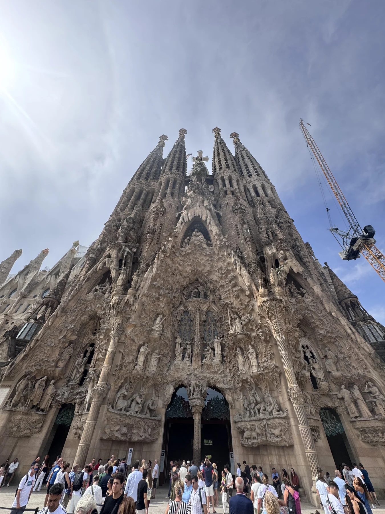 Sagrada Família — facciata monumentale e cantiere contemporaneo convivono nello stesso frame.