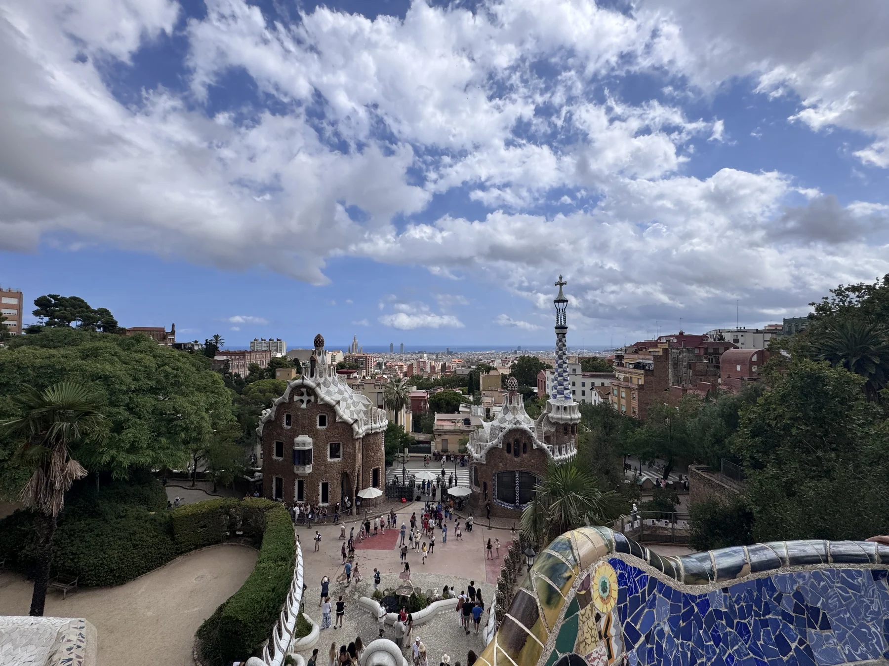Park Güell — la terrazza panoramica e la città sotto un cielo in movimento.