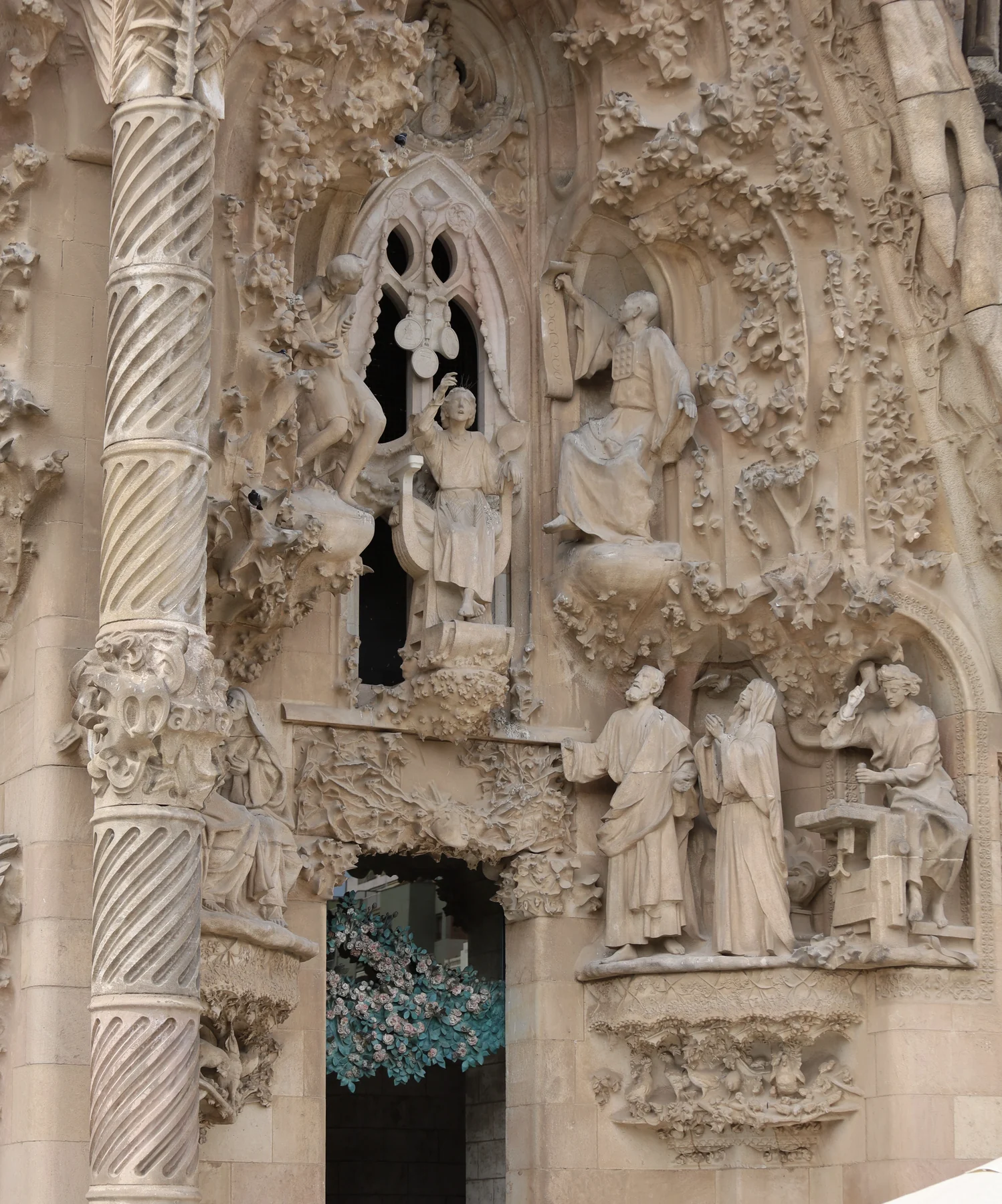 Sagrada Família — dettaglio scultoreo della facciata, pietra trasformata in racconto.