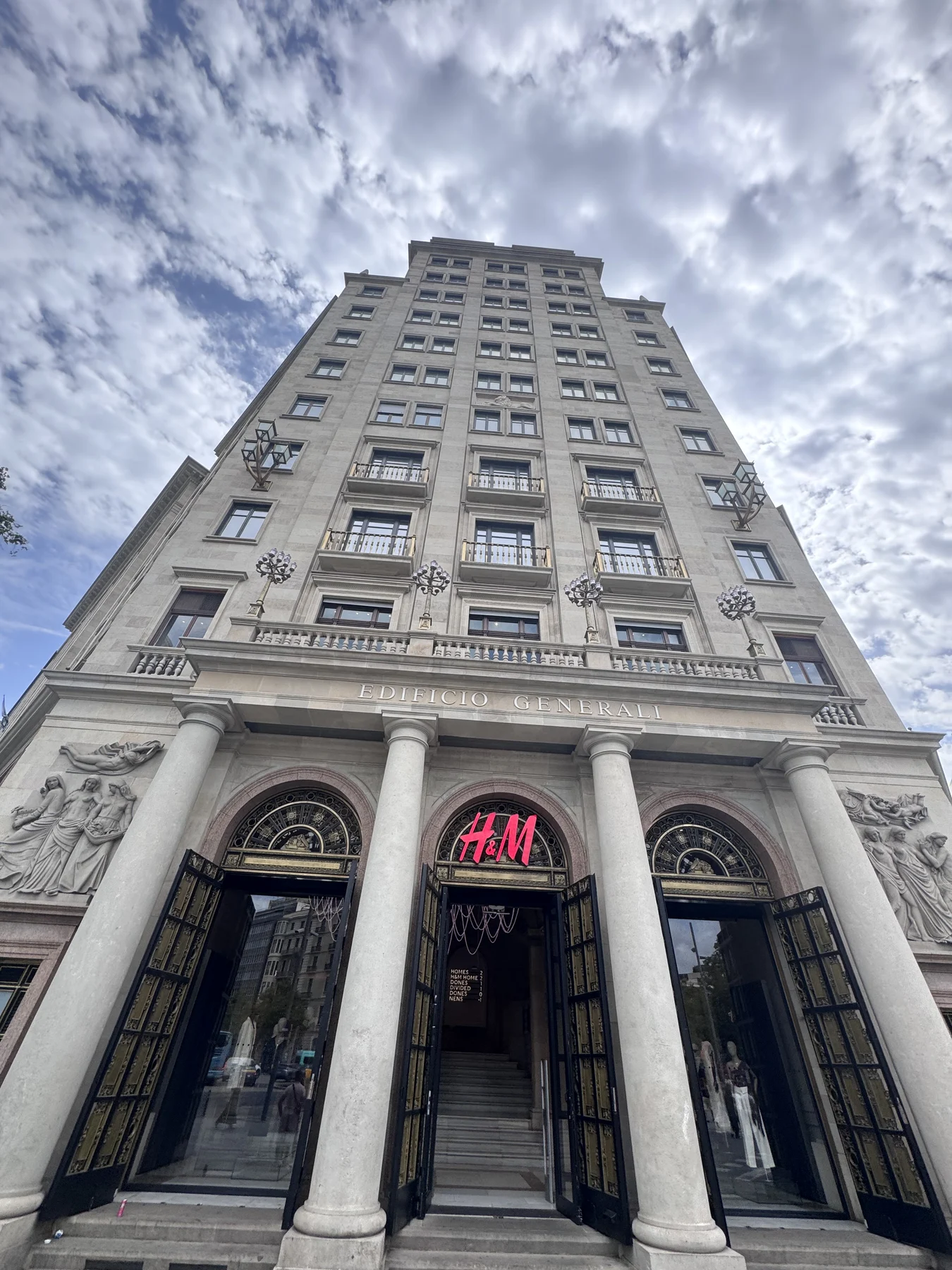 Passeig de Gràcia — facciata storica e retail contemporaneo nello stesso prospetto.