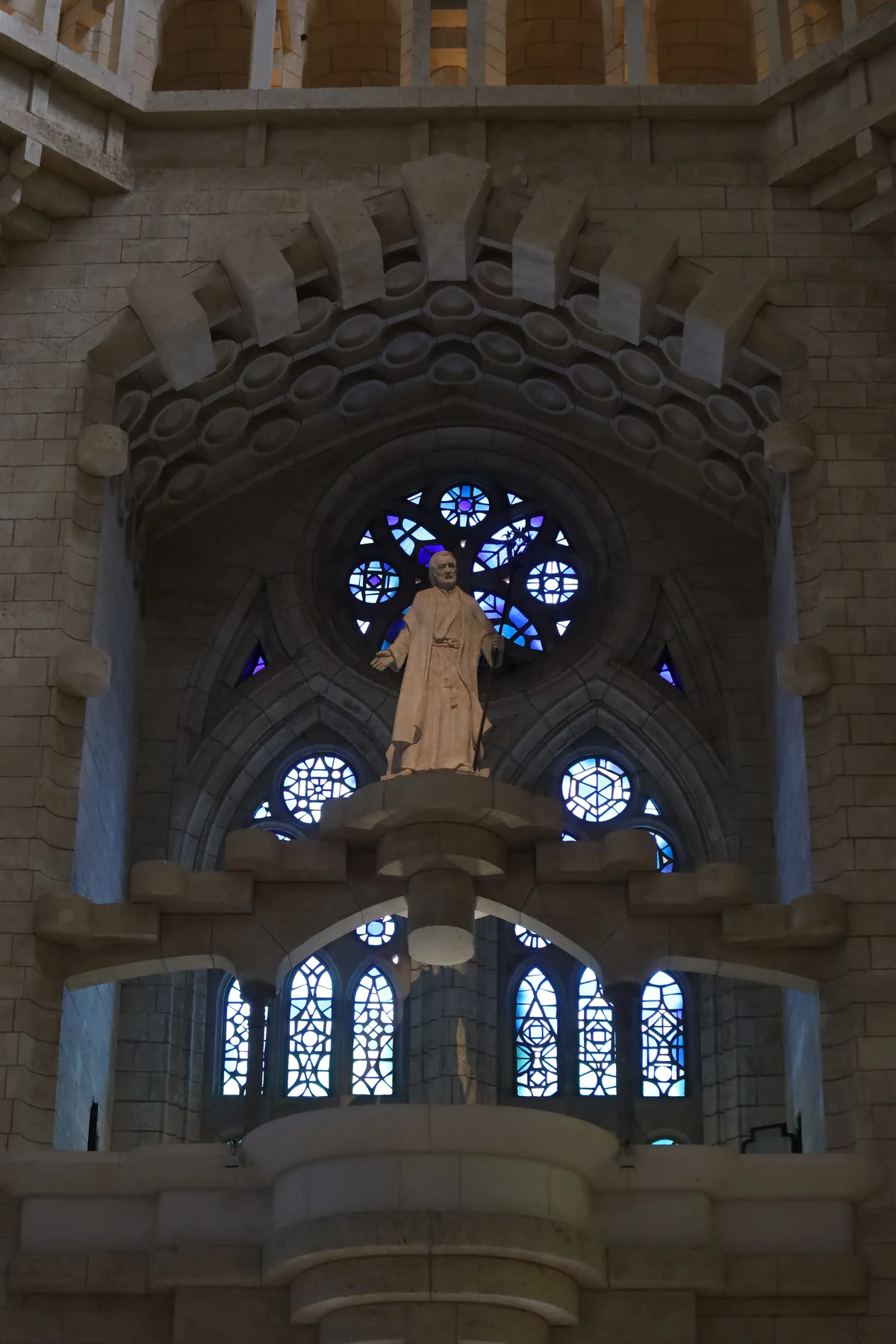 Sagrada Família — abside e vetrate osservate lungo l’asse verticale.