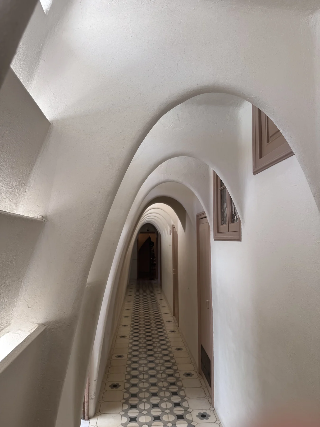Casa Batlló — corridoio bianco, curve continue e luce naturale.