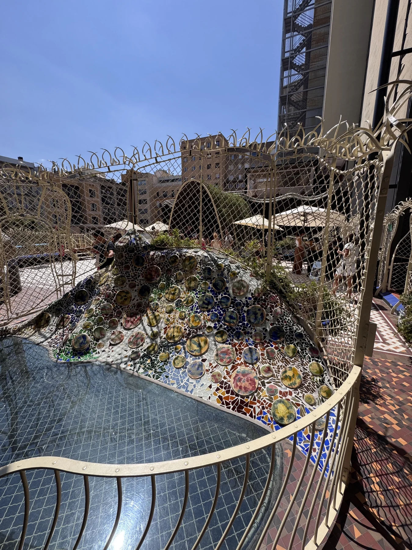 Casa Batlló — forme curve e trencadís sulla terrazza.