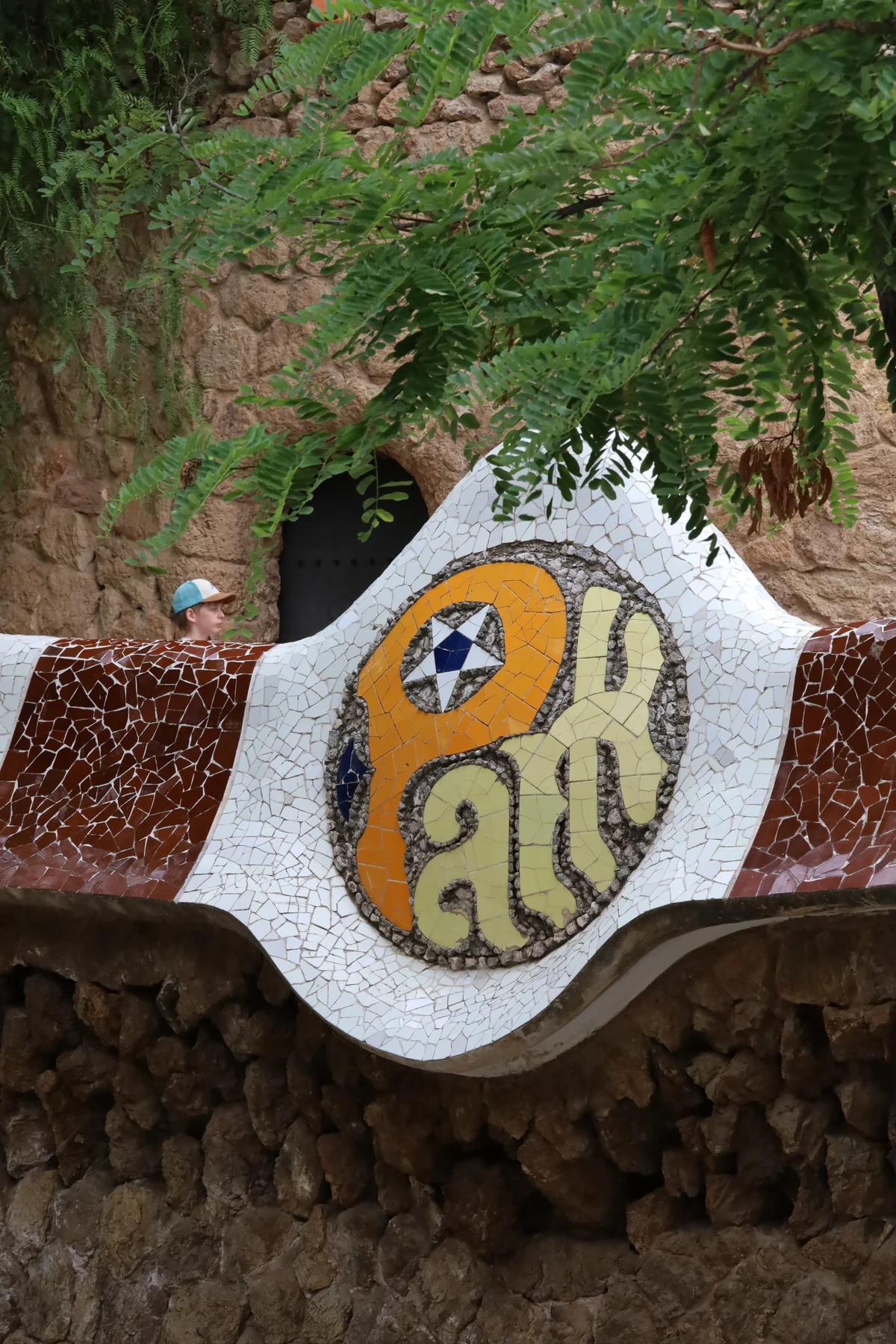 Park Güell — medaglione in mosaico incastonato nella pietra.