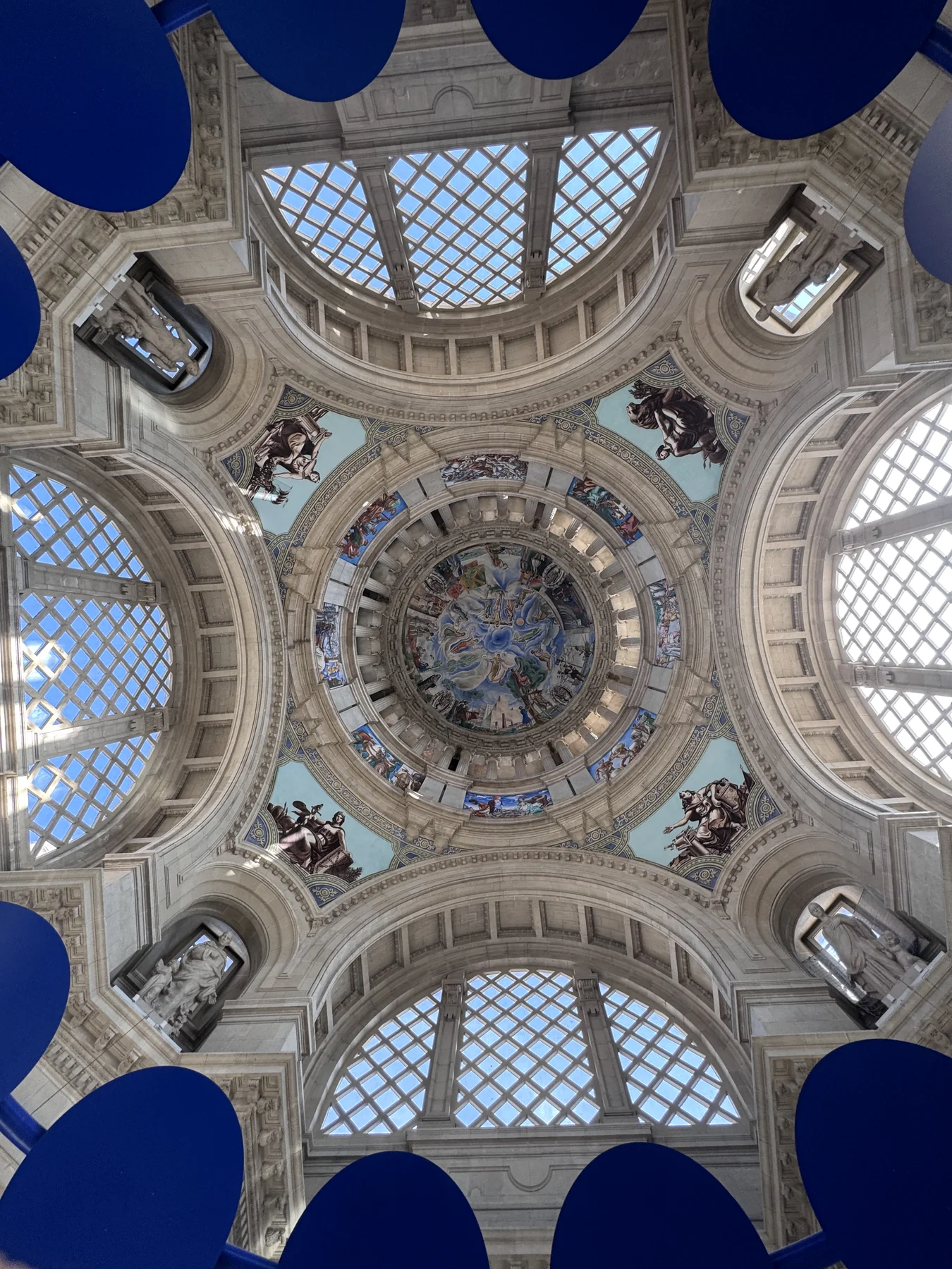 MNAC — geometrie della cupola interna, luce e decorazione.