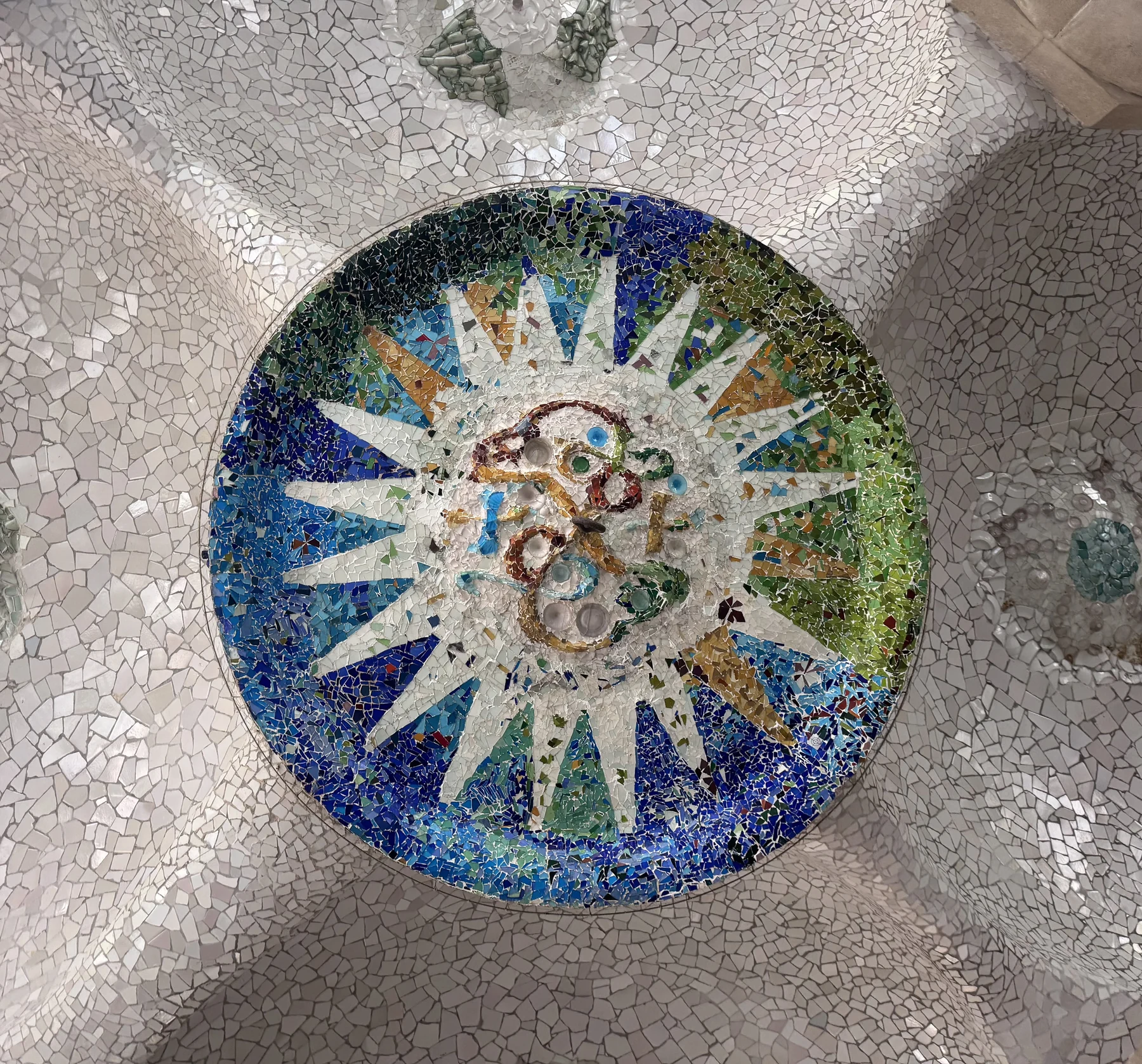 Park Güell — dettaglio musivo, geometria e colore nel trencadís di Gaudí.