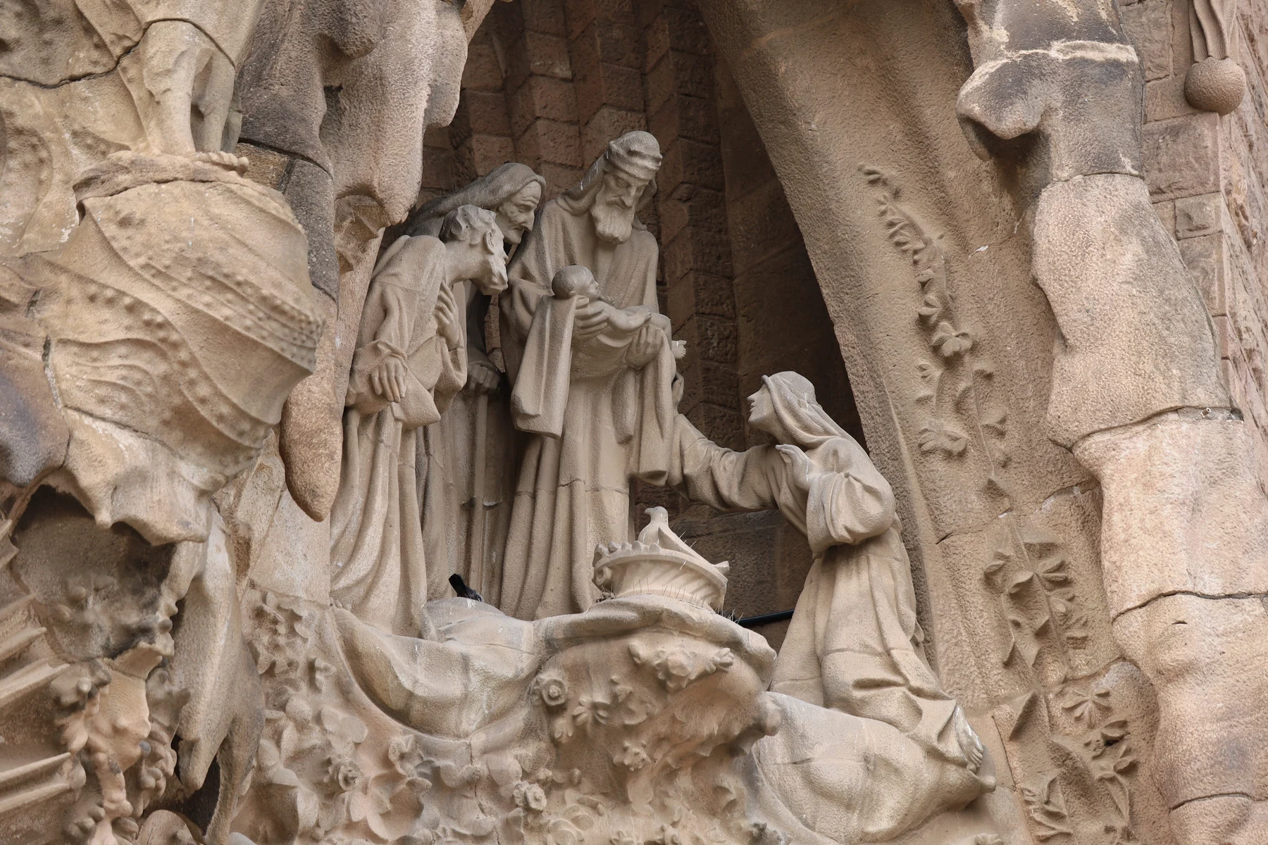 Sagrada Família — scena sacra modellata nella pietra tra pieni e ombre.
