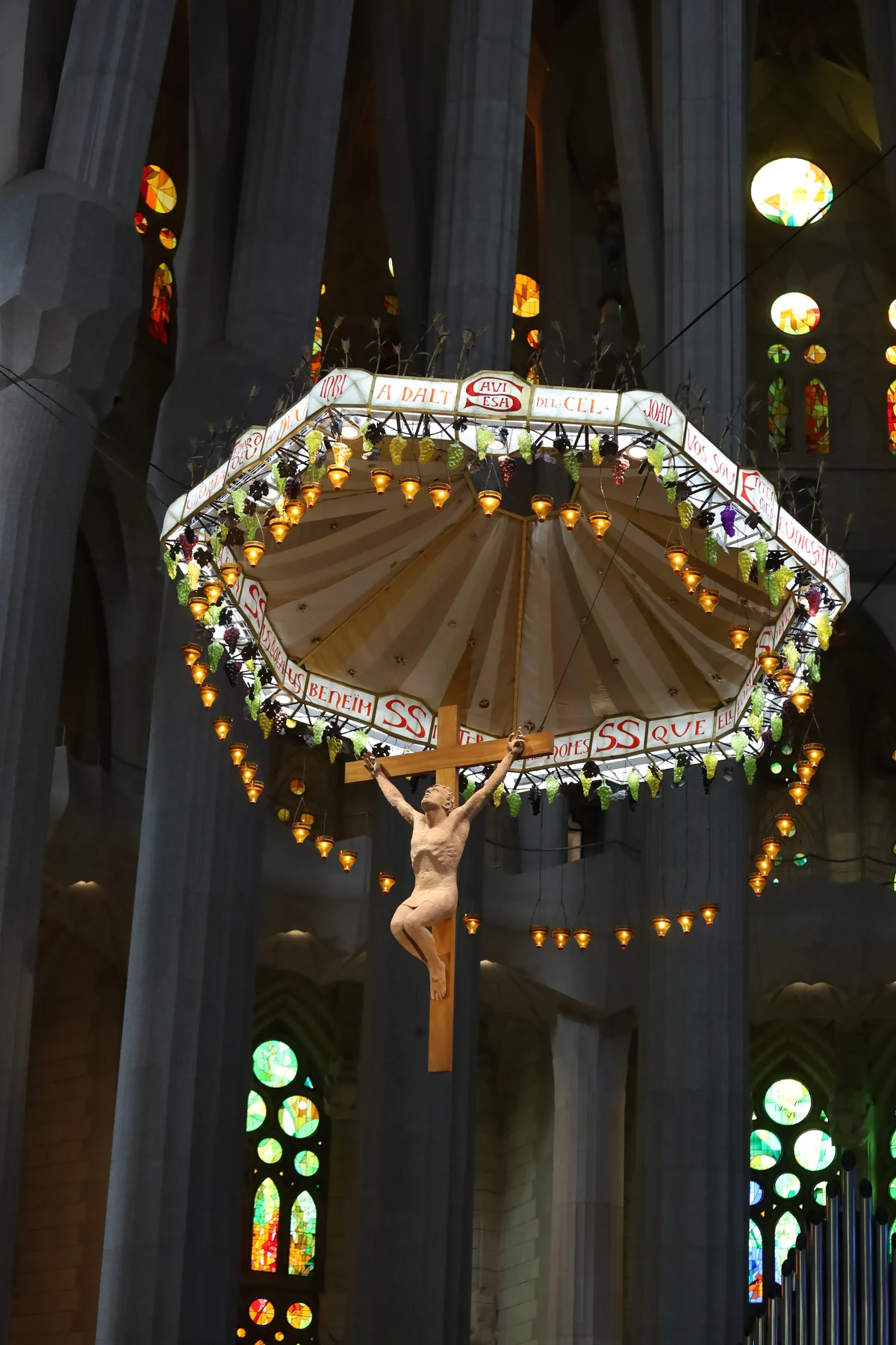 Sagrada Família — il baldacchino dell’altare sospeso nel cuore della basilica.