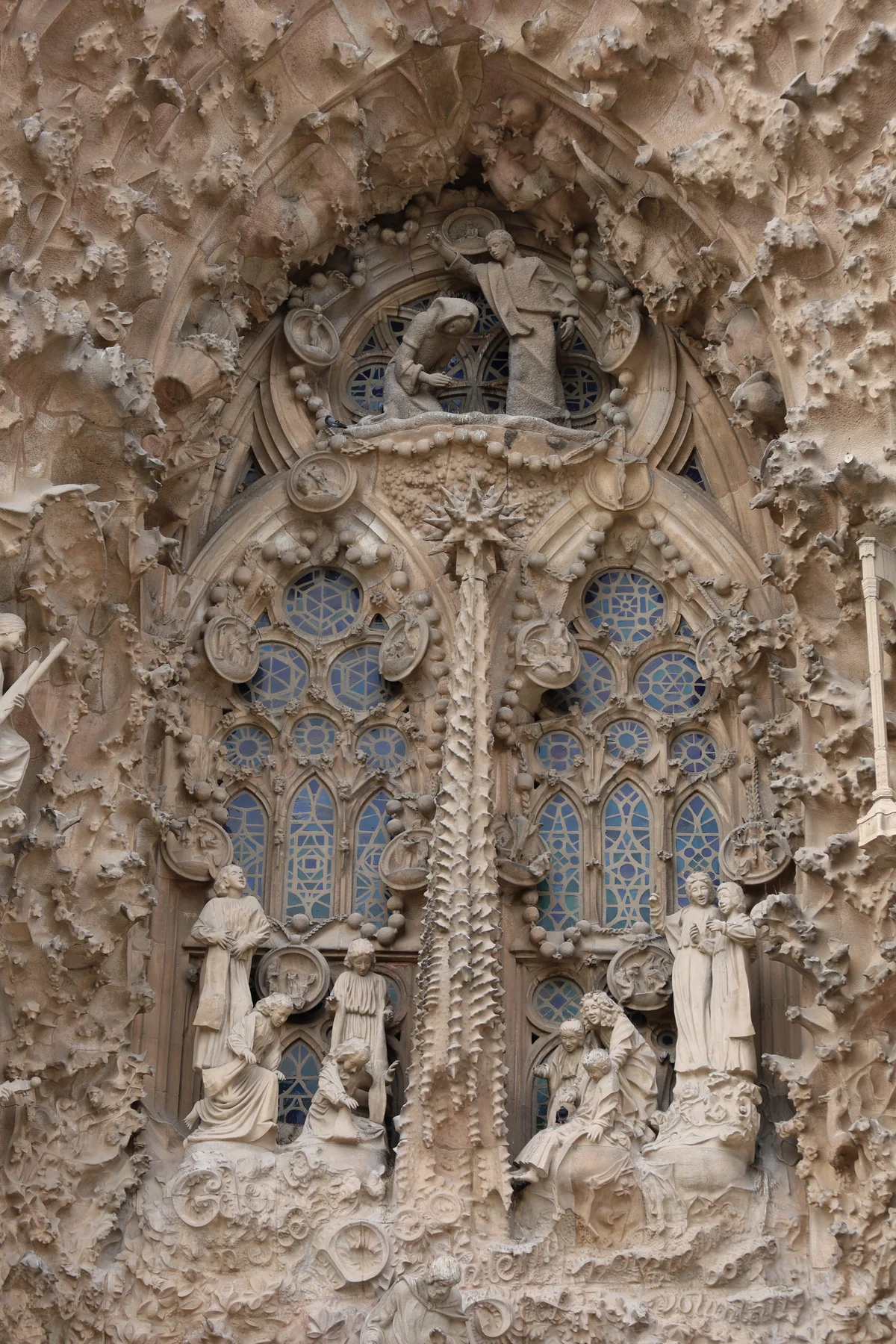 Sagrada Família — portale e decorazione monumentale della facciata.