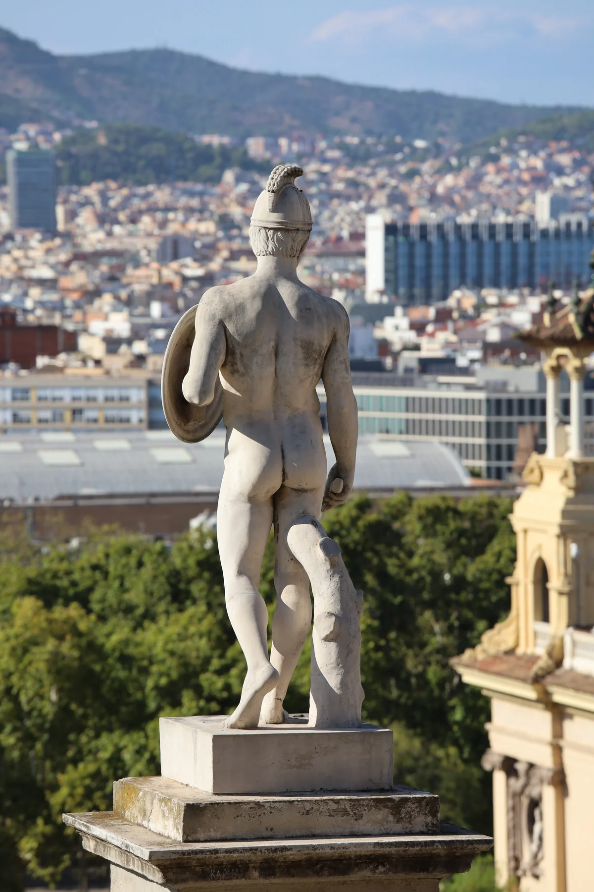 Montjuïc — scultura del Palau Nacional con Barcelona sullo sfondo.