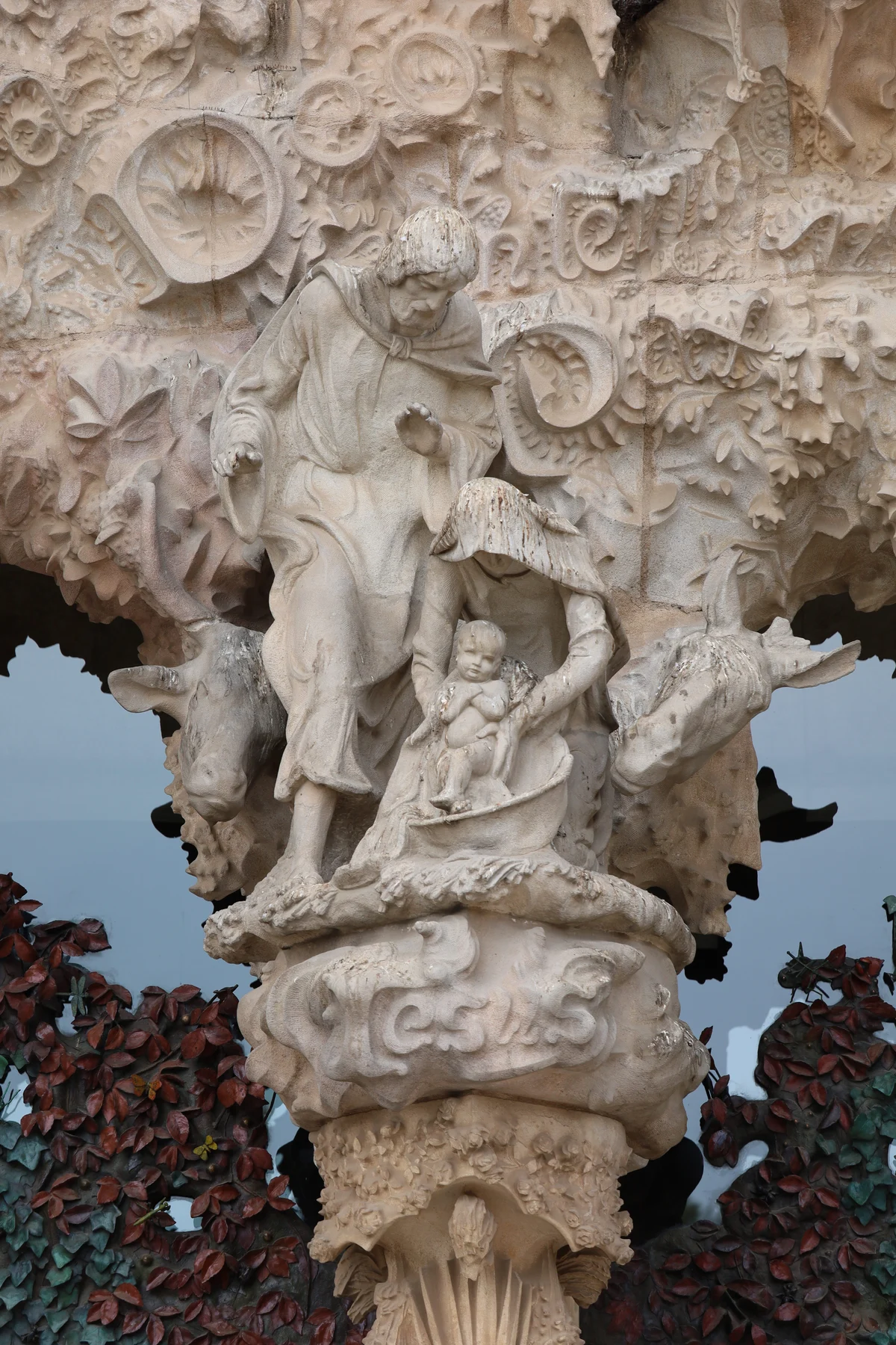 Sagrada Família — frammento scultoreo, densità ornamentale e luce.