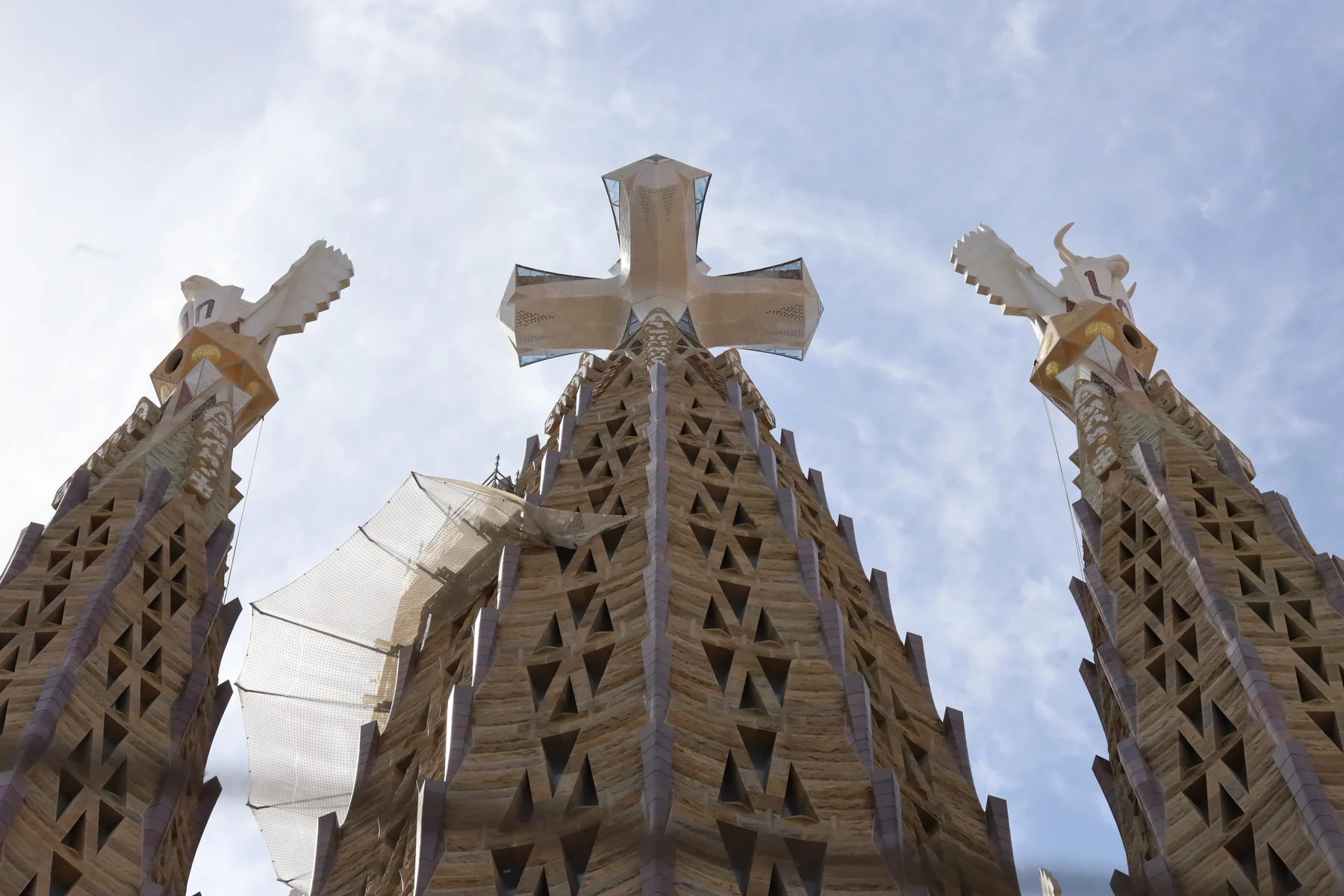 Sagrada Família — torri e croce centrale viste dal basso.