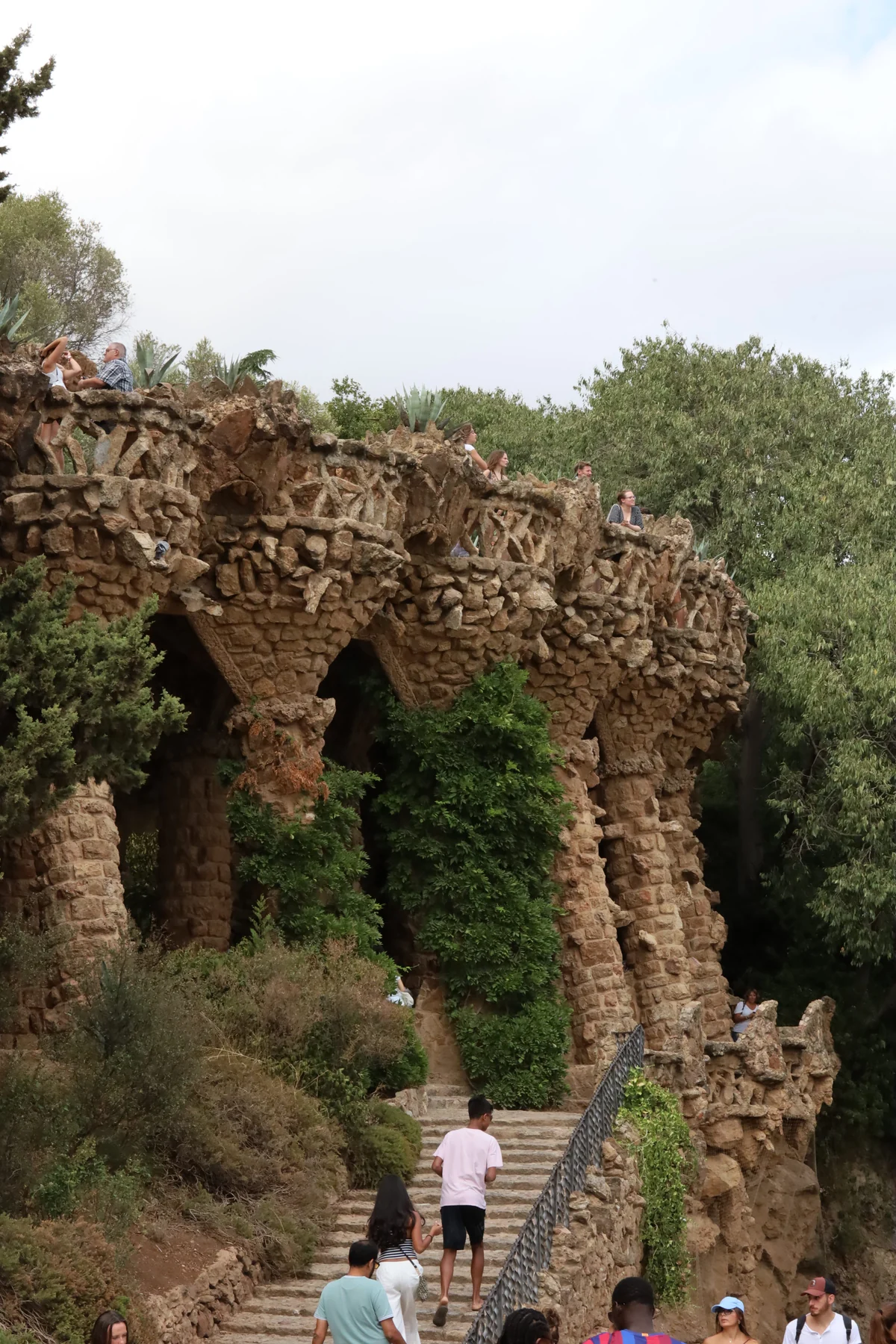 Park Güell — porticato in pietra, architettura che sembra crescere dal terreno.