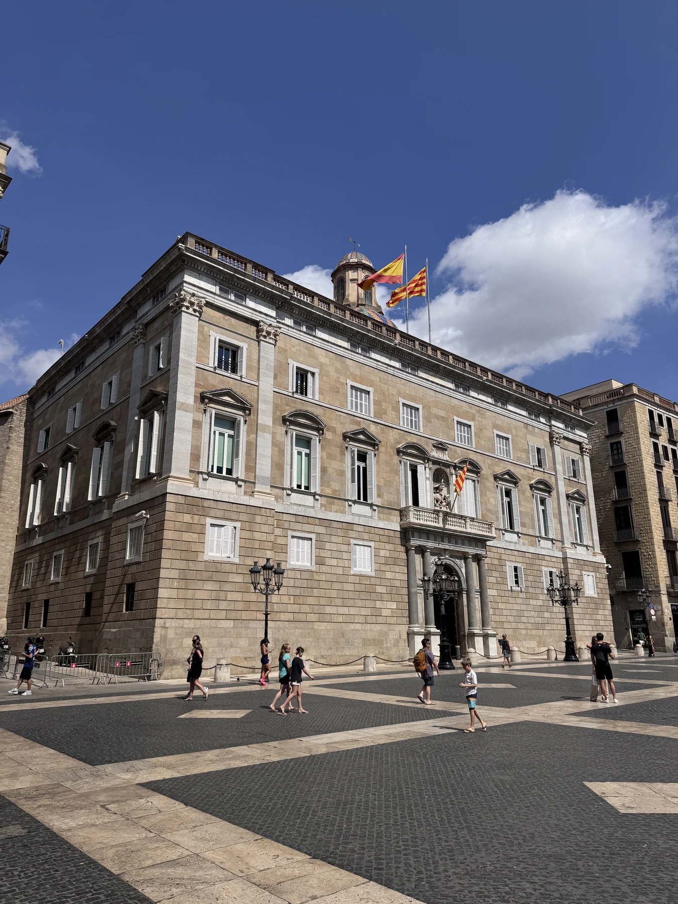 Plaça de Sant Jaume — architettura istituzionale nel cuore del Barri Gòtic.