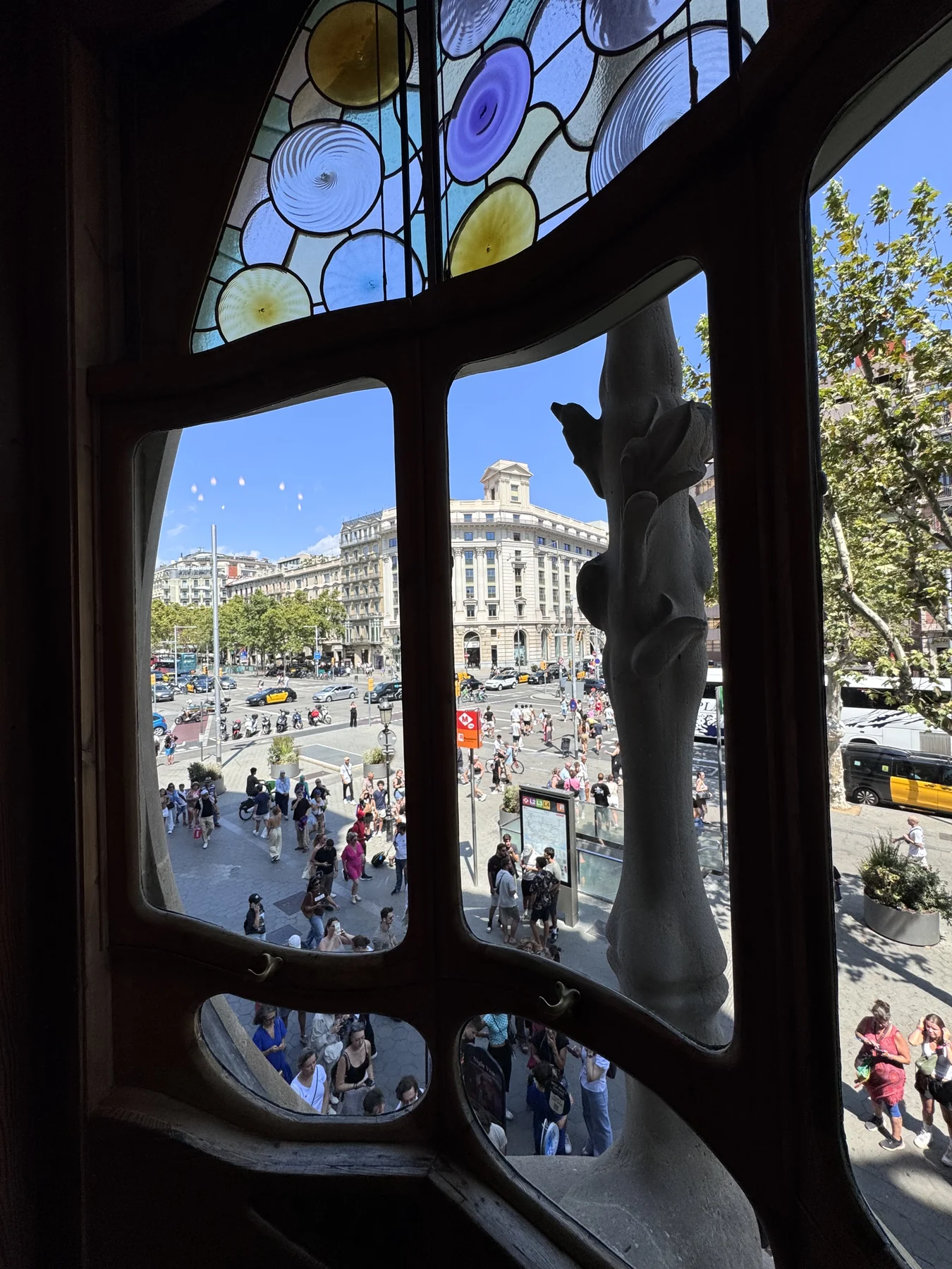 Casa Batlló — Passeig de Gràcia osservato attraverso i vetri organici di Gaudí.