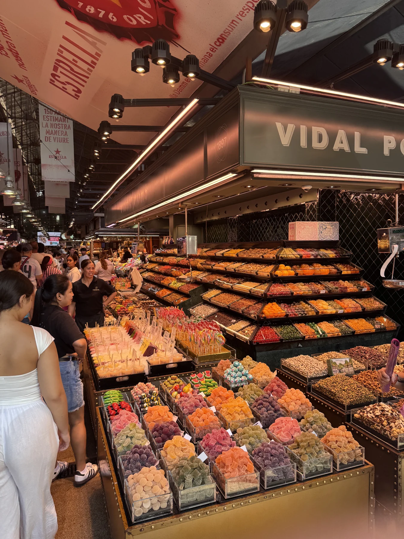 Mercat de la Boqueria — colore, ritmo e materia in un banco del mercato.