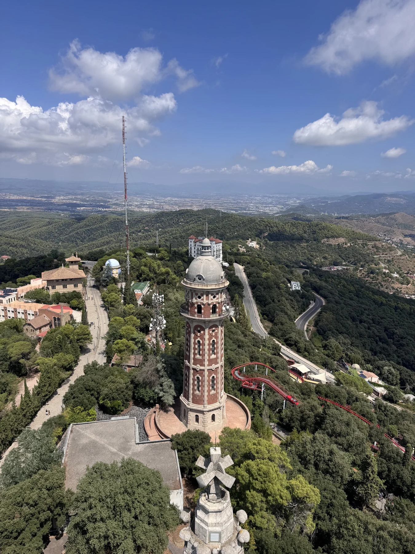 Tibidabo — il santuario e il paesaggio collinare osservati dalla sommità.