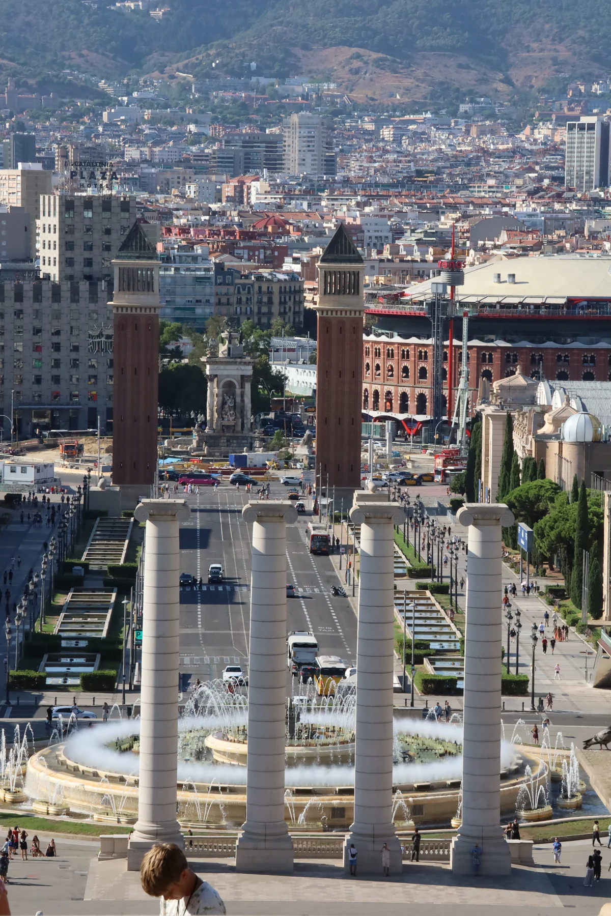 Montjuïc — Plaça d’Espanya e le Torri Veneziane osservate dal Palau Nacional.