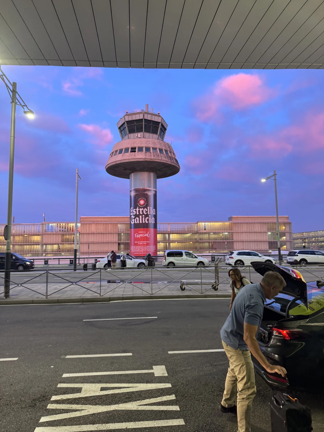 Aeroporto di Barcelona-El Prat — torre di controllo all’alba, ultimo fotogramma del viaggio.