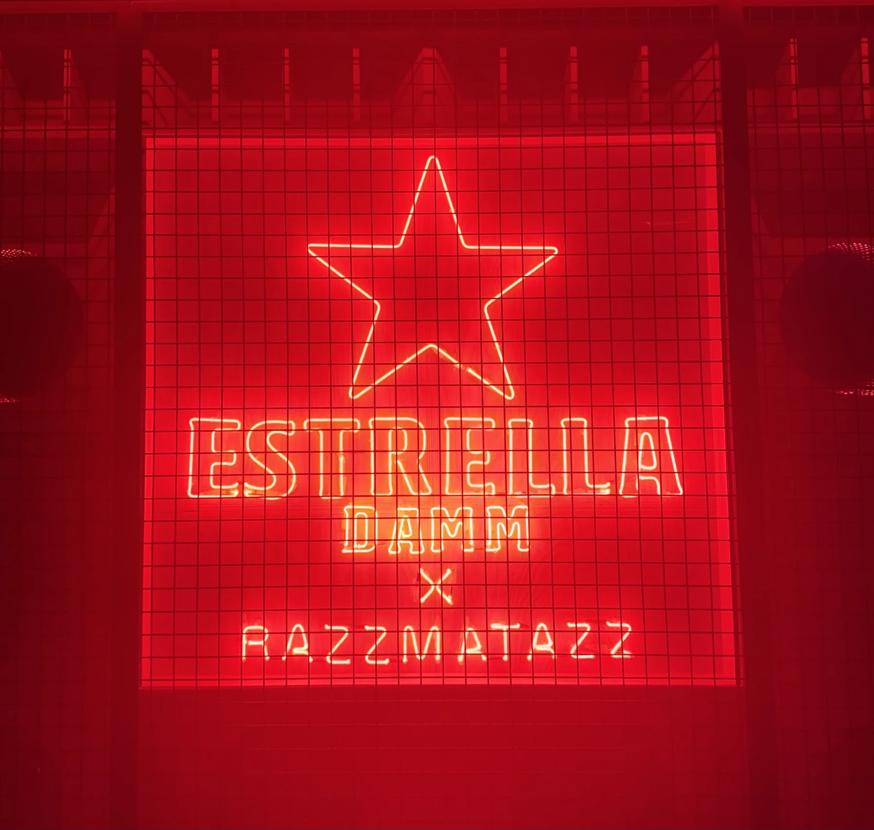 Poblenou — segno luminoso Estrella Damm nella notte del Razzmatazz.