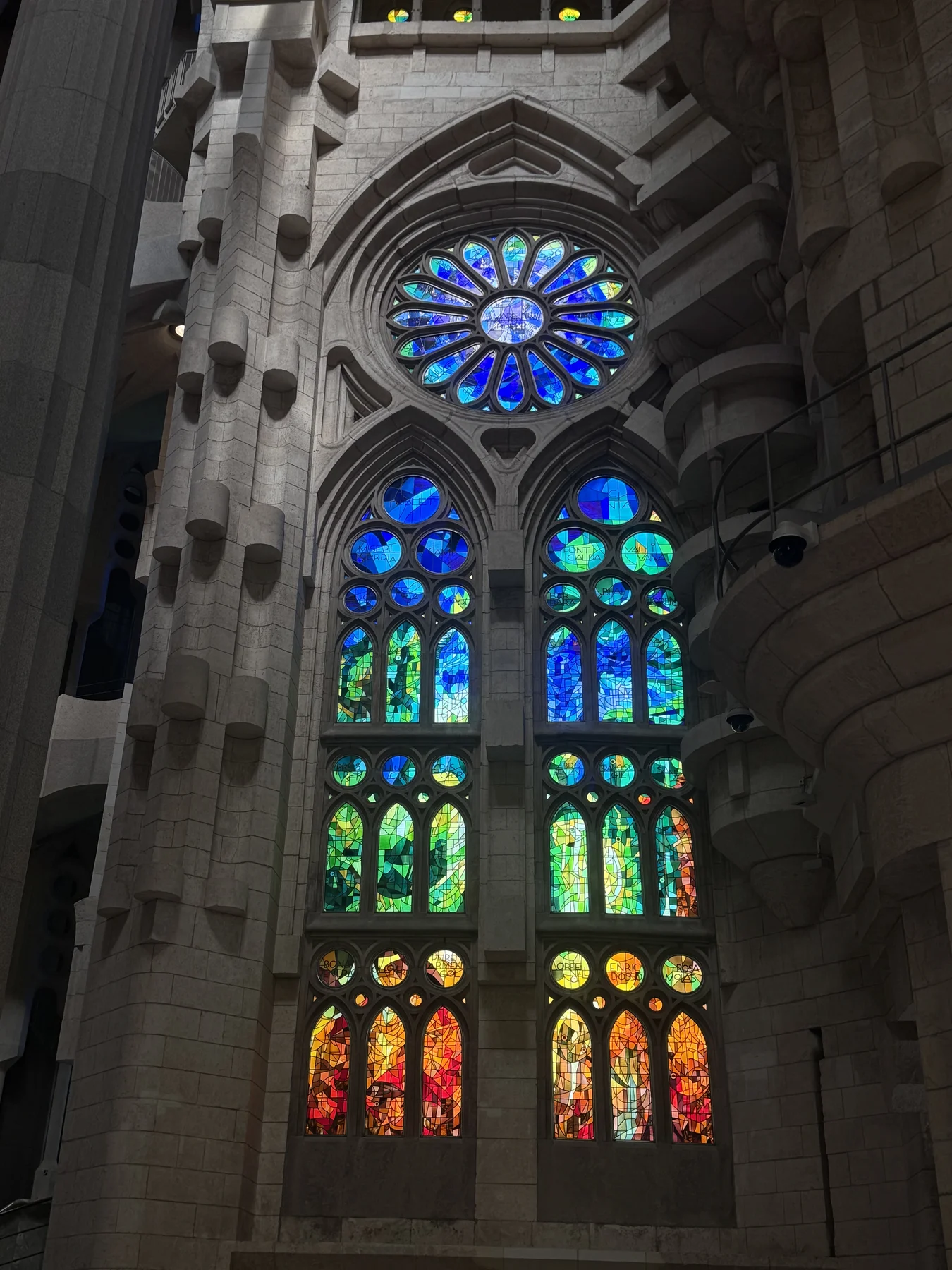 Sagrada Família — vetrate policrome, blu e rosso filtrano nello spazio.
