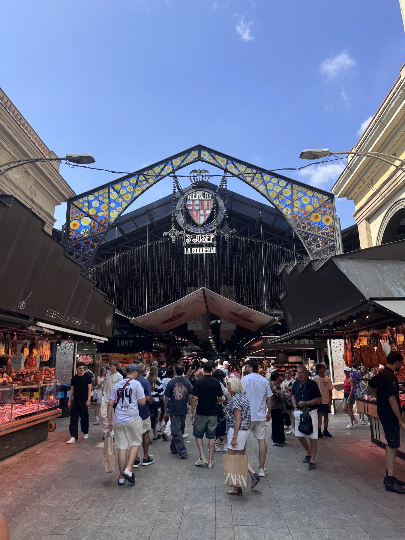 La Rambla — ingresso del Mercat de la Boqueria, soglia tra città e mercato.