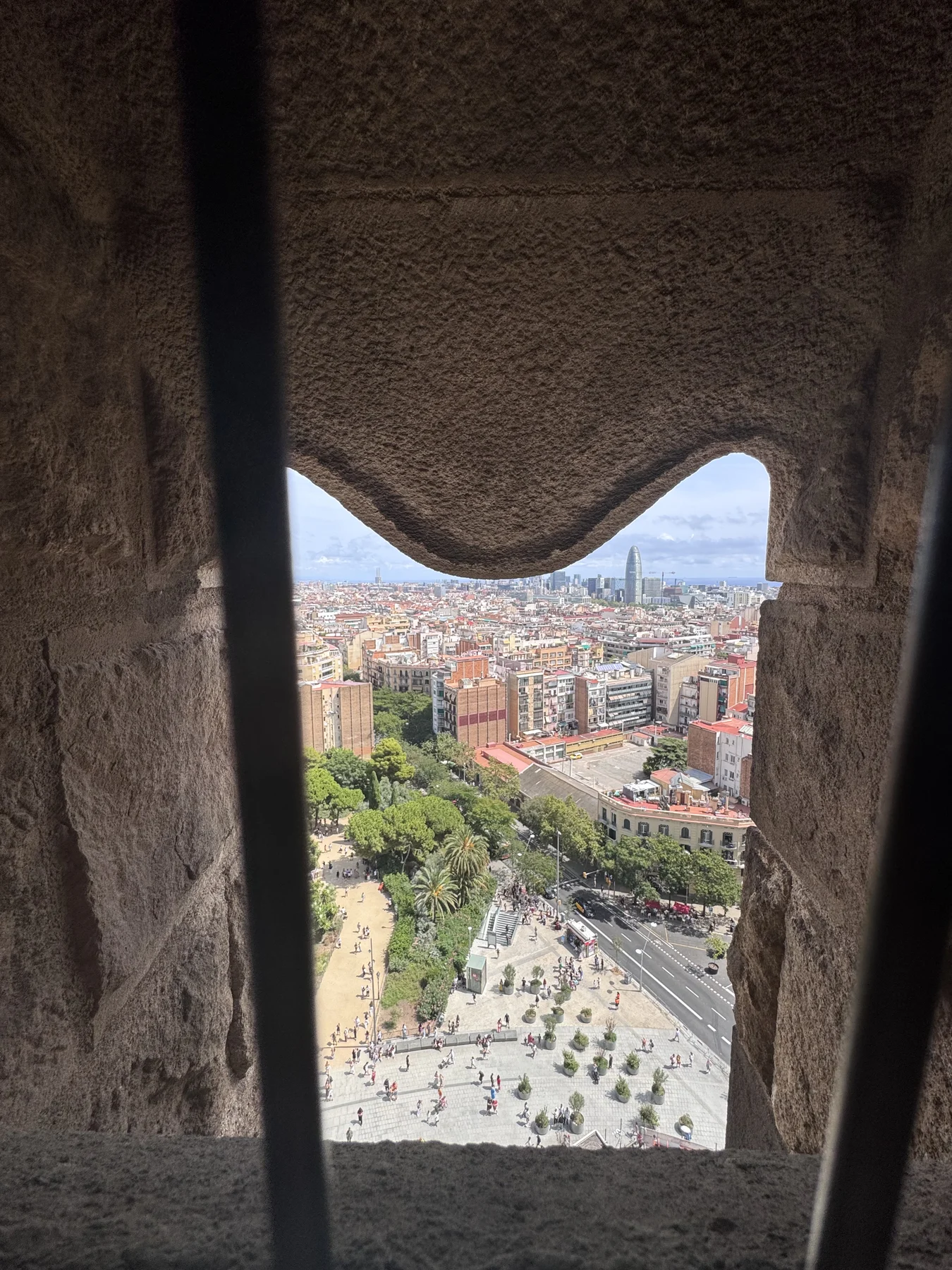 Sagrada Família — Barcelona incorniciata da una finestra in pietra, vista dall’alto.