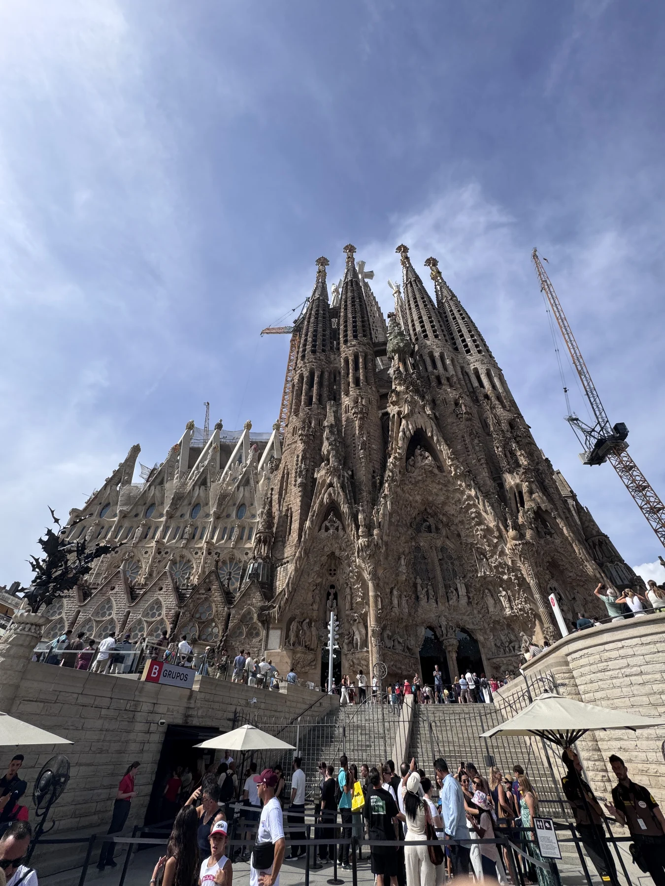 Sagrada Família — la basilica emerge dalla città, ancora in costruzione.