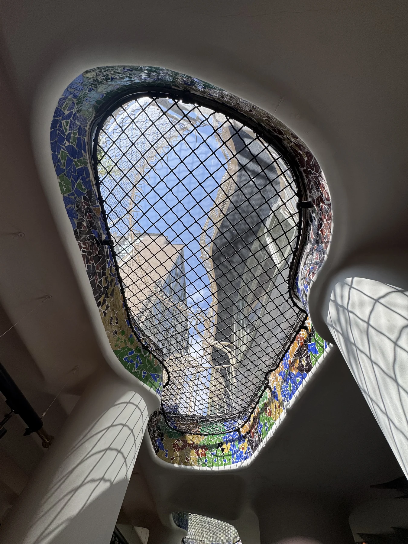Casa Batlló — finestra organica e mosaico, un interno che diventa paesaggio.