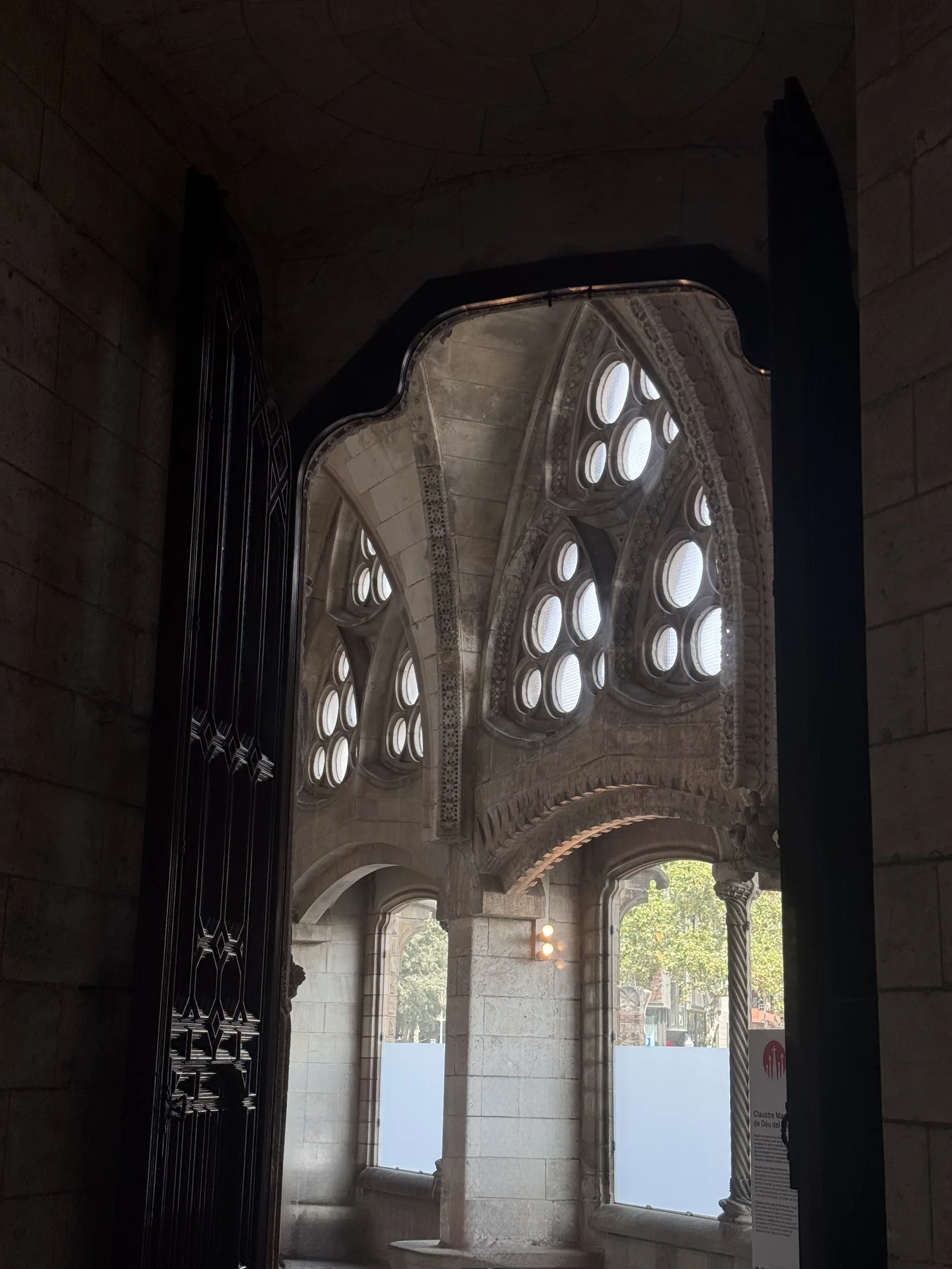 Sagrada Família — luce esterna attraversa le aperture della torre.