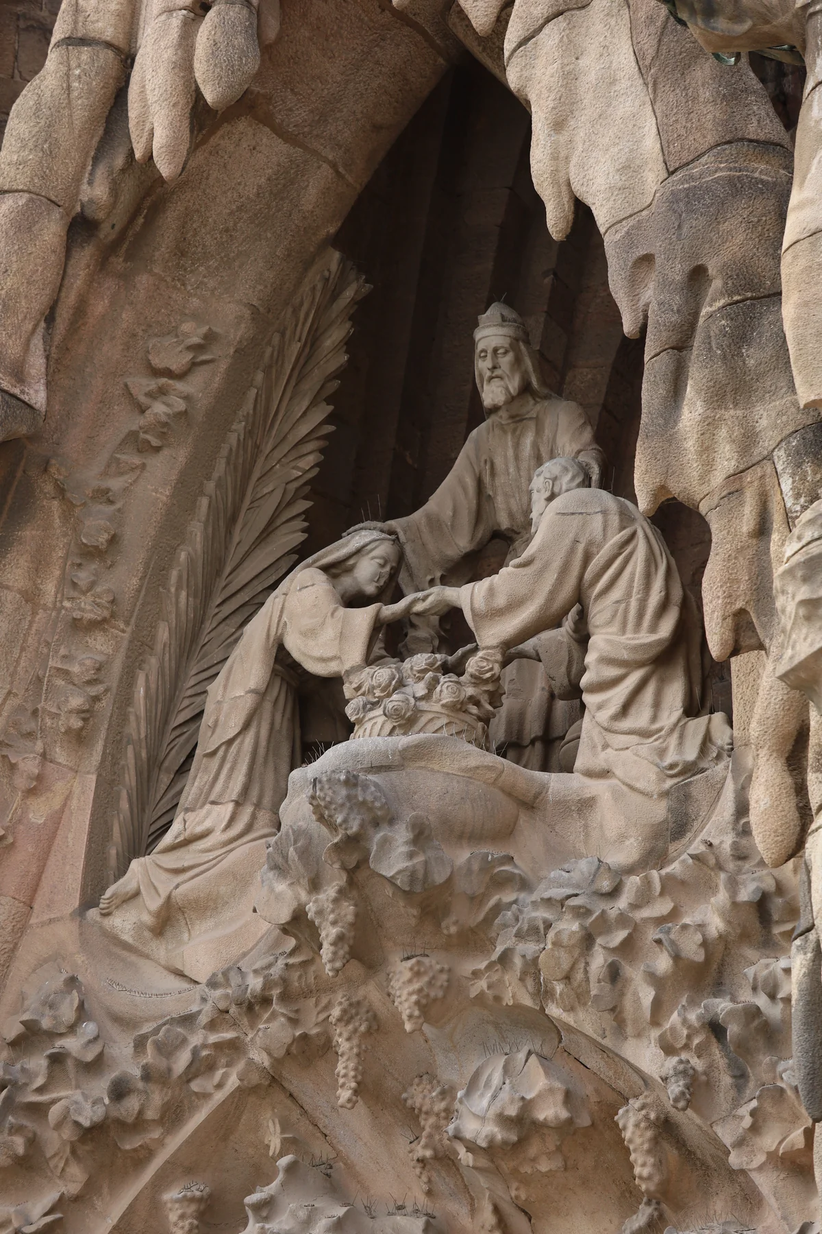 Sagrada Família — figure scolpite emergono dalla materia della facciata.