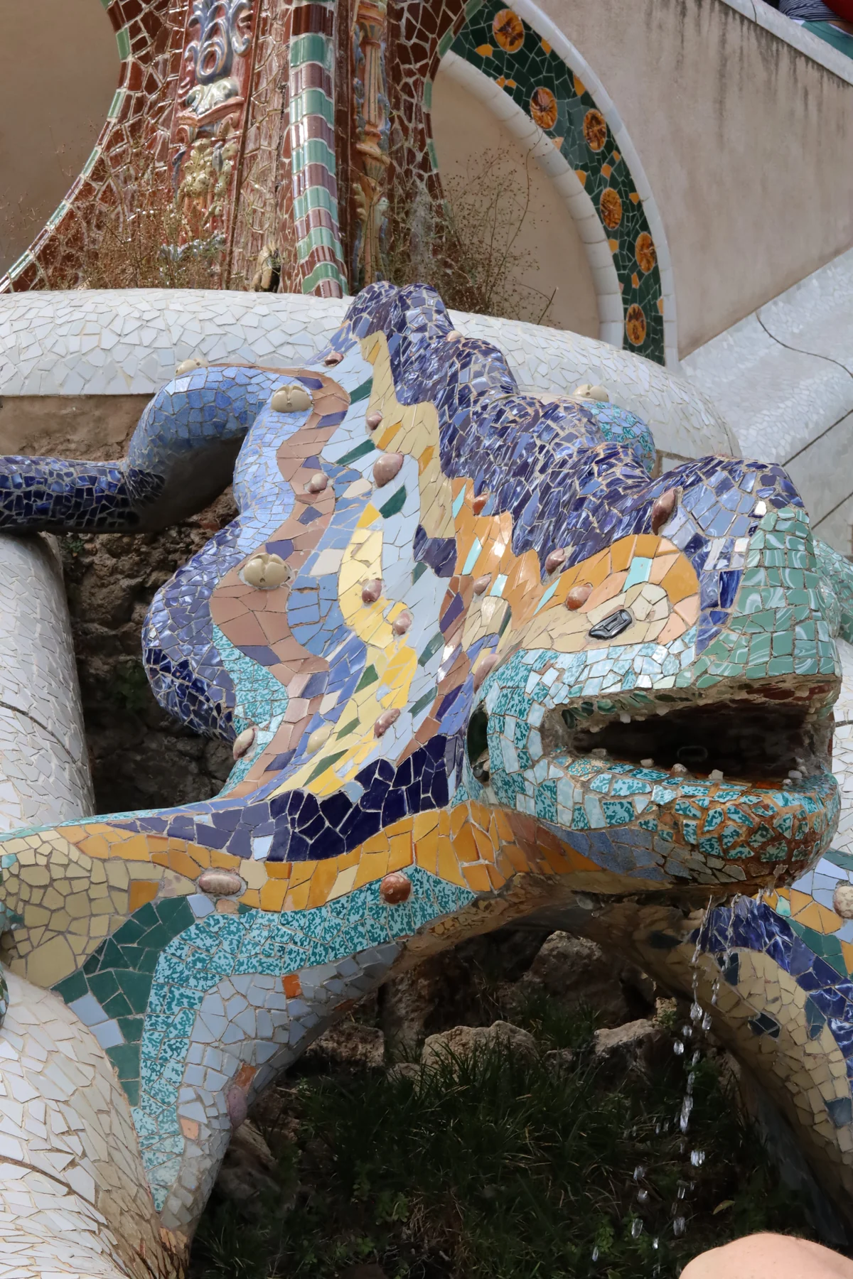 Park Güell — trencadís, colore e materia lungo la scalinata monumentale.