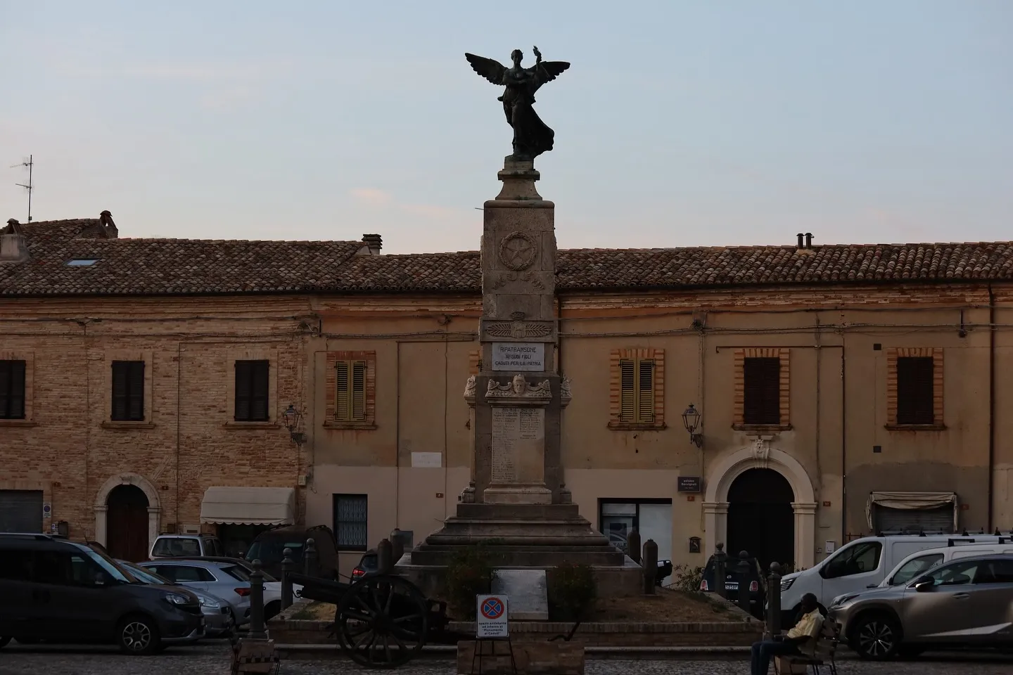 Monumento civico e piazza di un centro storico italiano.