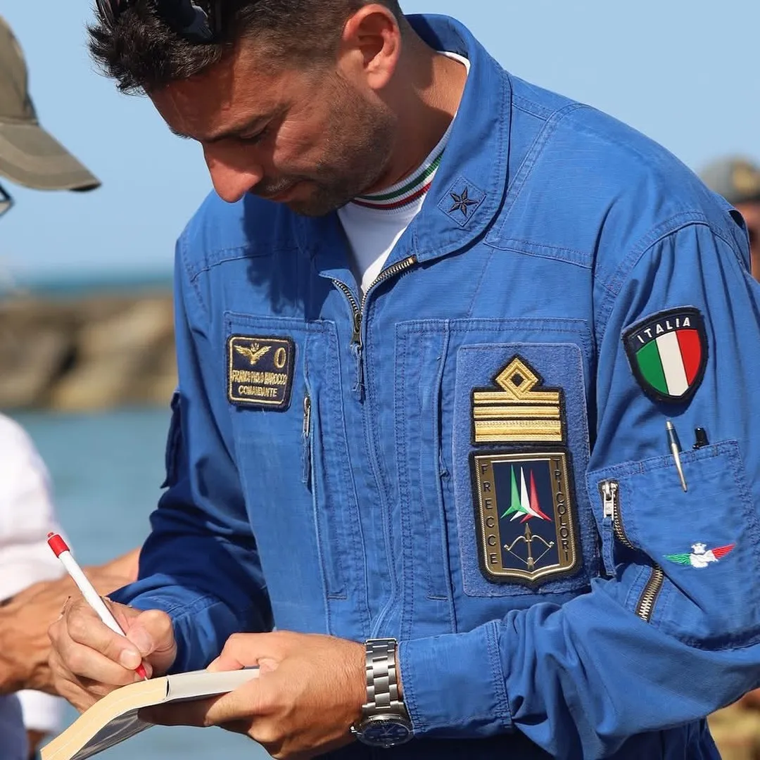 Pilota delle Frecce Tricolori durante un momento di incontro con il pubblico.
