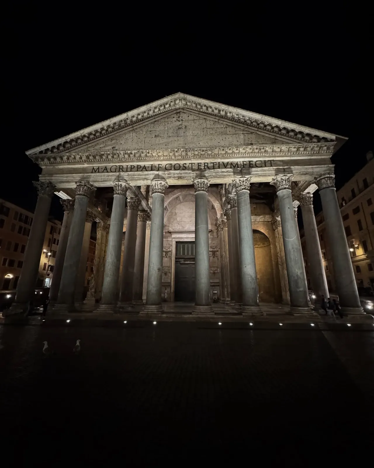 Roma — il Pantheon illuminato nella notte.