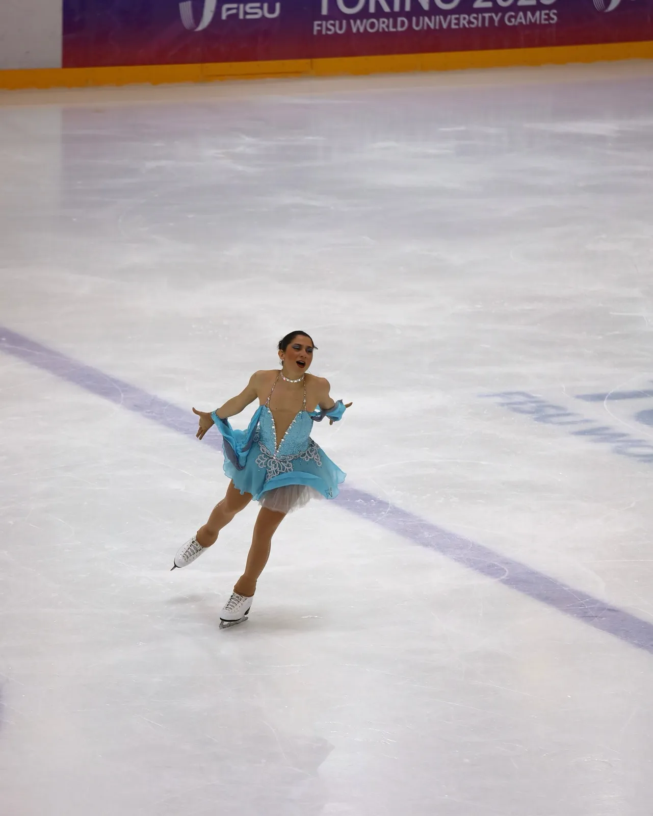 Torino 2025 FISU — atleta in abito azzurro durante il programma.